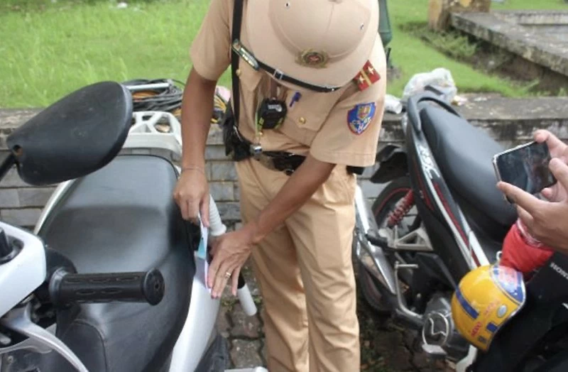 Tất cả các trường hợp vi phạm về lỗi nồng độ cồn đều bị tạm giữ phương tiện. Tất cả các trường hợp vi phạm về lỗi nồng độ cồn đều bị tạm giữ phương tiện.