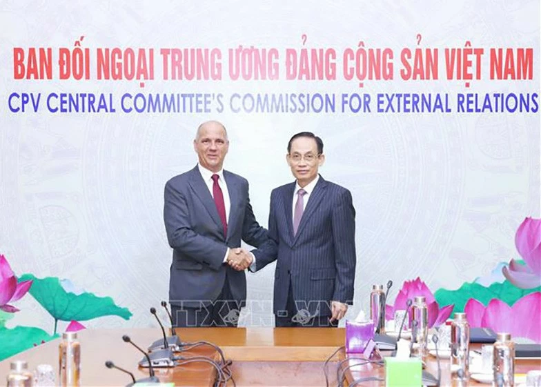 Trưởng ban Đối ngoại Trung ương Lê Hoài Trung và Tổng Bí thư Đảng Cộng sản Bồ Đào Nha Paulo Raimundo. (Nguồn: TTXVN) Trưởng ban Đối ngoại Trung ương Lê Hoài Trung và Tổng Bí thư Đảng Cộng sản Bồ Đào Nha Paulo Raimundo. (Nguồn: TTXVN)