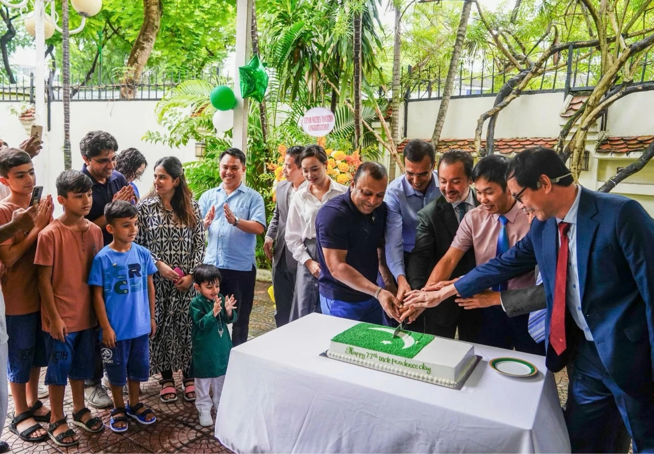 Đại sứ quán Pakistan thượng cờ kỷ niệm 77 năm Ngày Độc lập Đại sứ quán Pakistan thượng cờ kỷ niệm 77 năm Ngày Độc lập