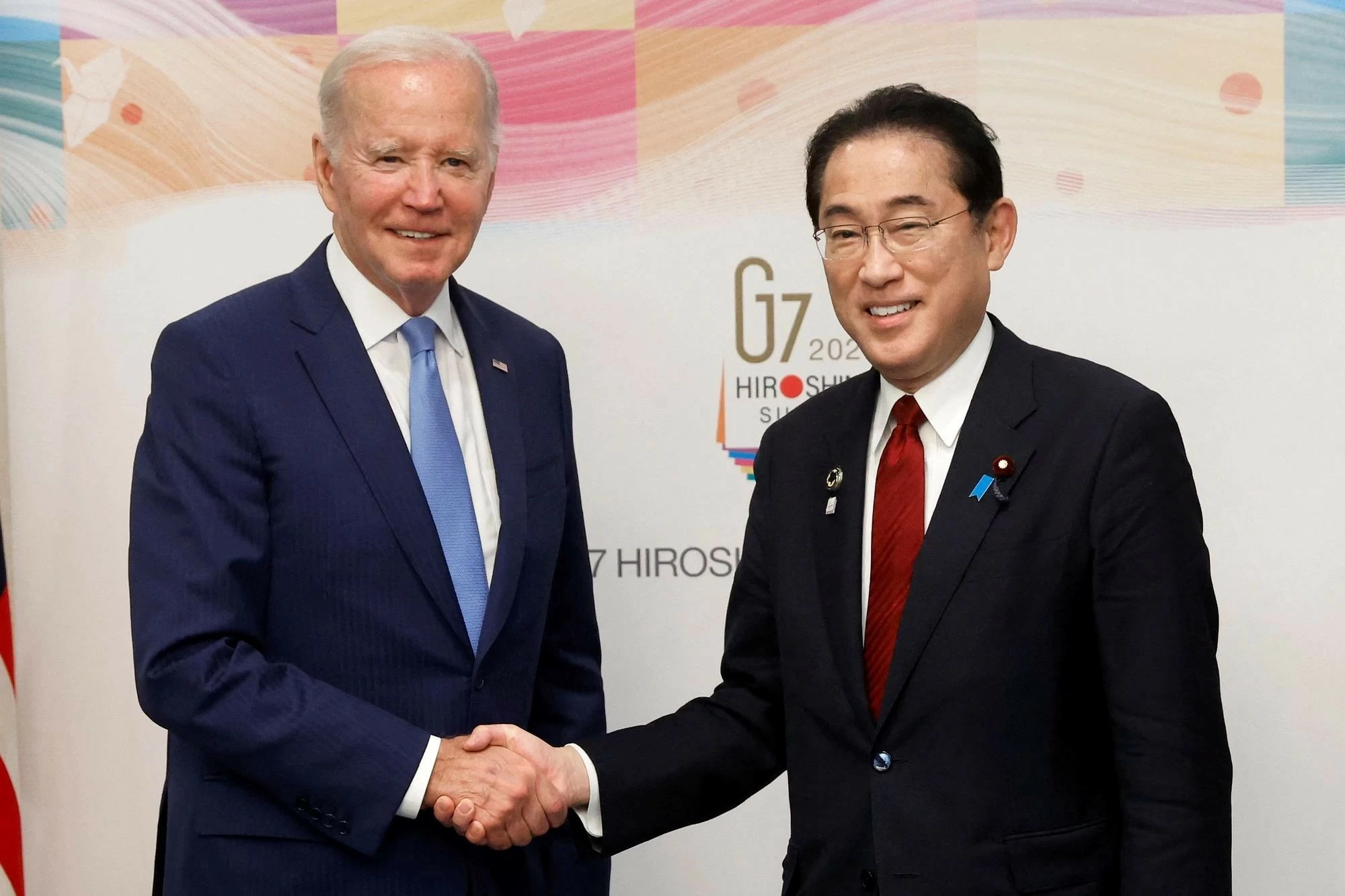 Tổng thống Mỹ Joe Biden (trái) bắt tay với Thủ tướng Nhật Bản Fumio Kishida trước hội đàm ngày 18.5 tại Hiroshima, Nhật Bản Tổng thống Mỹ Joe Biden (trái) bắt tay với Thủ tướng Nhật Bản Fumio Kishida trước hội đàm ngày 18.5 tại Hiroshima, Nhật Bản