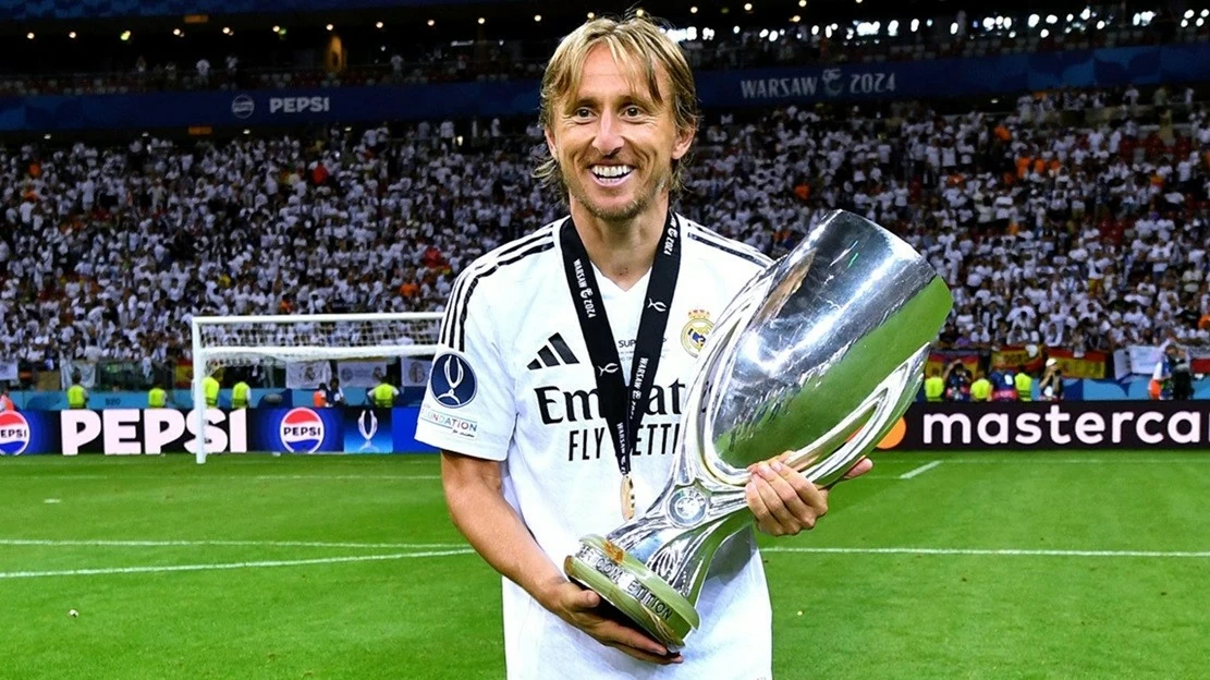 Luka Modric nâng cup Real Madrid vô địch Siêu cup châu Âu 2024. (Nguồn: UEFA)