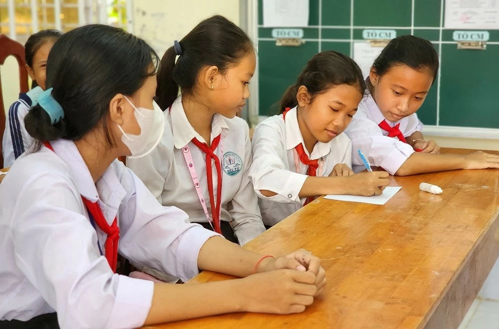 Hỗ trợ gần 2.000 trẻ có hoàn cảnh khó khăn tiếp tục con đường học tập Hỗ trợ gần 2.000 trẻ có hoàn cảnh khó khăn tiếp tục con đường học tập