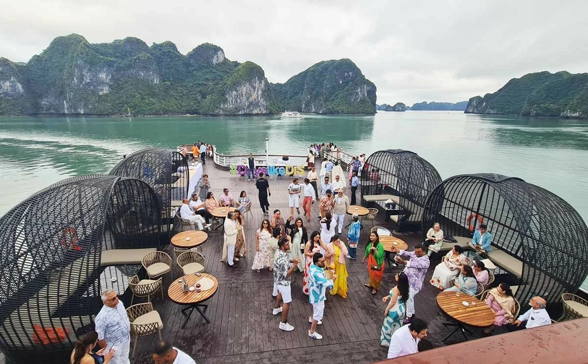 Đoàn khách du lịch Ấn Độ tham quan vịnh Hạ Long. Ảnh: Nguyễn Hùng Đoàn khách du lịch Ấn Độ tham quan vịnh Hạ Long. Ảnh: Nguyễn Hùng