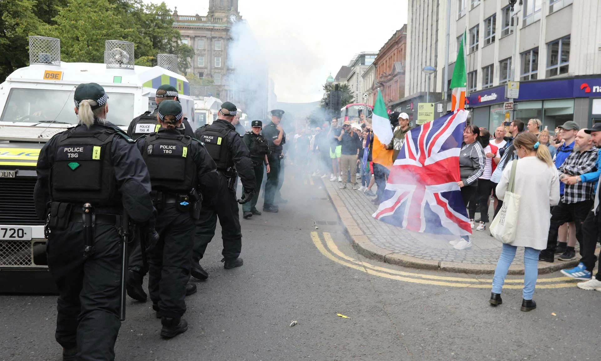 Cảnh sát và người biểu tình trên đường phố Belfast hôm 3/8. (Nguồn: AFP) Cảnh sát và người biểu tình trên đường phố Belfast hôm 3/8. (Nguồn: AFP)