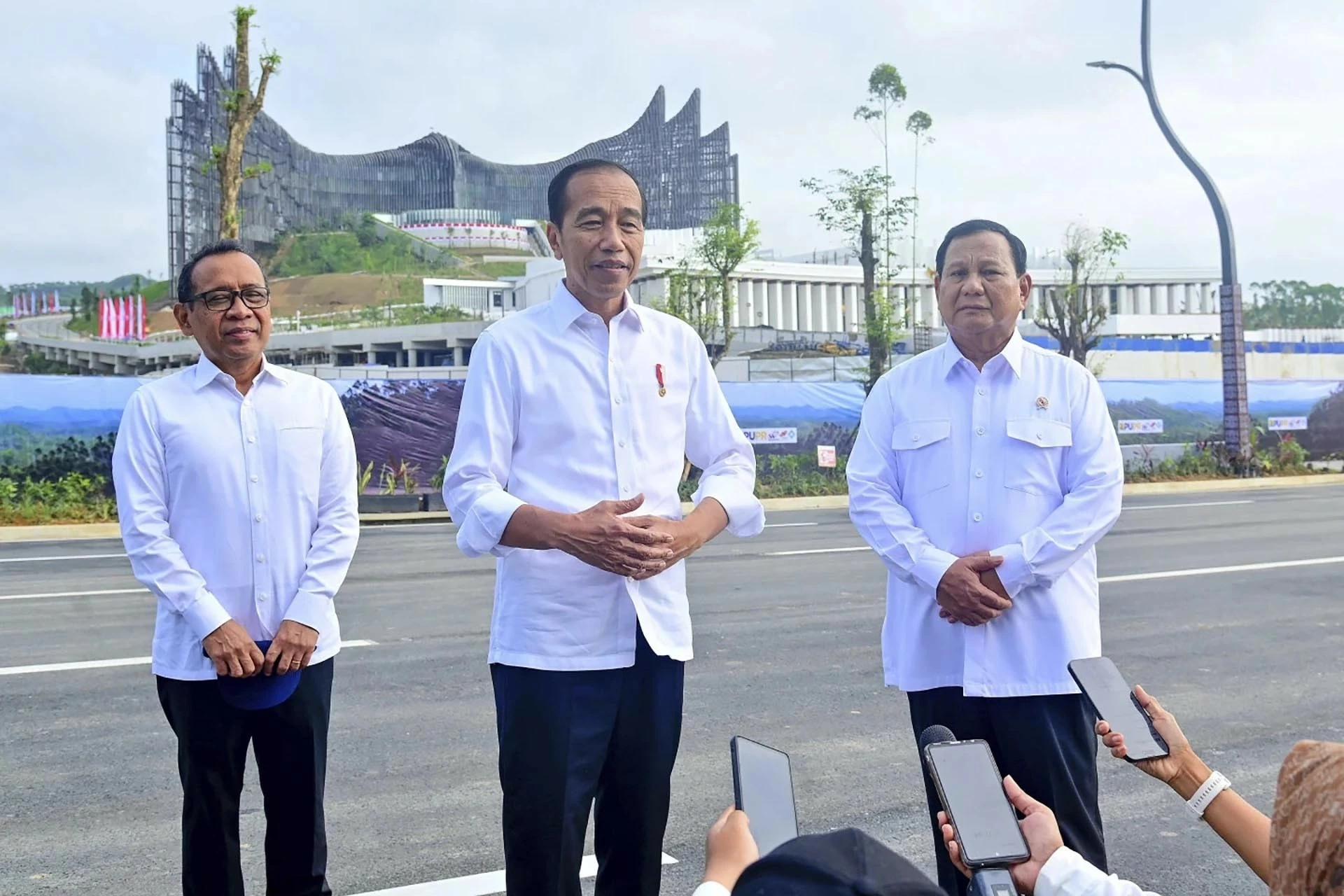 Tổng thống Widodo (giữa) phát biểu trước báo giới tại thủ đô mới Nusantara ngày 12/8. (Nguồn: the Jakarta Post) Tổng thống Widodo (giữa) phát biểu trước báo giới tại thủ đô mới Nusantara ngày 12/8. (Nguồn: the Jakarta Post)