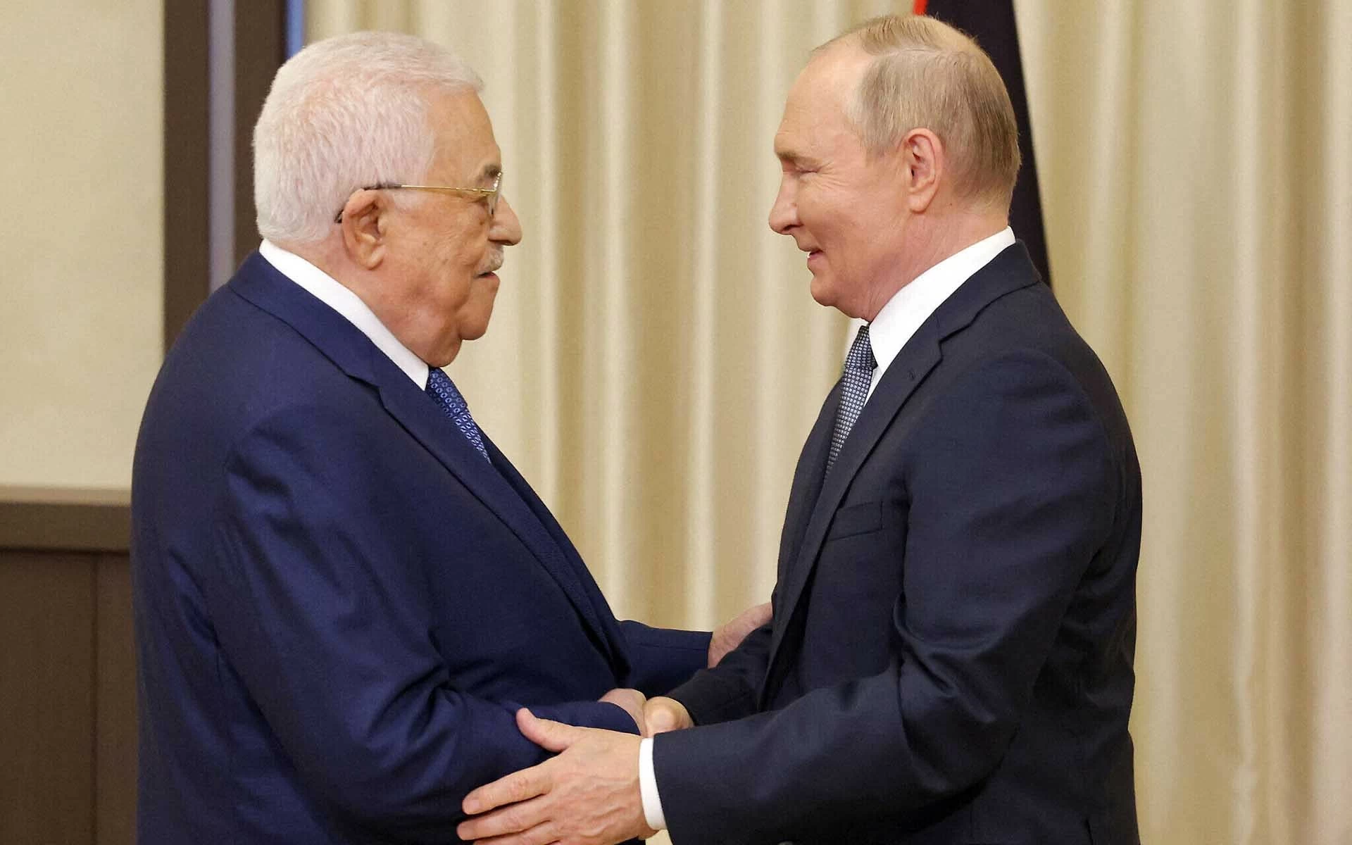 Tổng thống Nga Vladimir Putin và người đồng cấp Palestine Mahmoud Abbas tại Moscow, ngày 13/8. (Nguồn: AFP) Tổng thống Nga Vladimir Putin và người đồng cấp Palestine Mahmoud Abbas tại Moscow, ngày 13/8. (Nguồn: AFP)