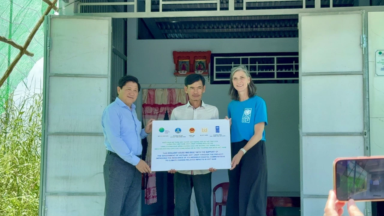 Lễ bàn giao được tổ chức tại xã Khánh Lâm, huyện U Minh, với sự tham dự của các đại diện Ủy ban Nhân dân tỉnh Cà Mau, chính quyền địa phương và các hộ dân hưởng lợi. (Nguồn: UNDP) Lễ bàn giao được tổ chức tại xã Khánh Lâm, huyện U Minh, với sự tham dự của các đại diện Ủy ban Nhân dân tỉnh Cà Mau, chính quyền địa phương và các hộ dân hưởng lợi. (Nguồn: UNDP)