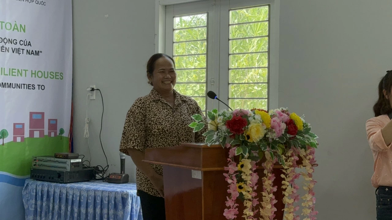 Chị Nguyễn Thị Hết, đại diện hộ gia đình hưởng lợi xúc động chia sẻ, hoàn cảnh gia đình chị rất khó khăn, không đủ điều kiện xây dựng nhà. (Nguồn: UNDP) Chị Nguyễn Thị Hết, đại diện hộ gia đình hưởng lợi xúc động chia sẻ, hoàn cảnh gia đình chị rất khó khăn, không đủ điều kiện xây dựng nhà. (Nguồn: UNDP)