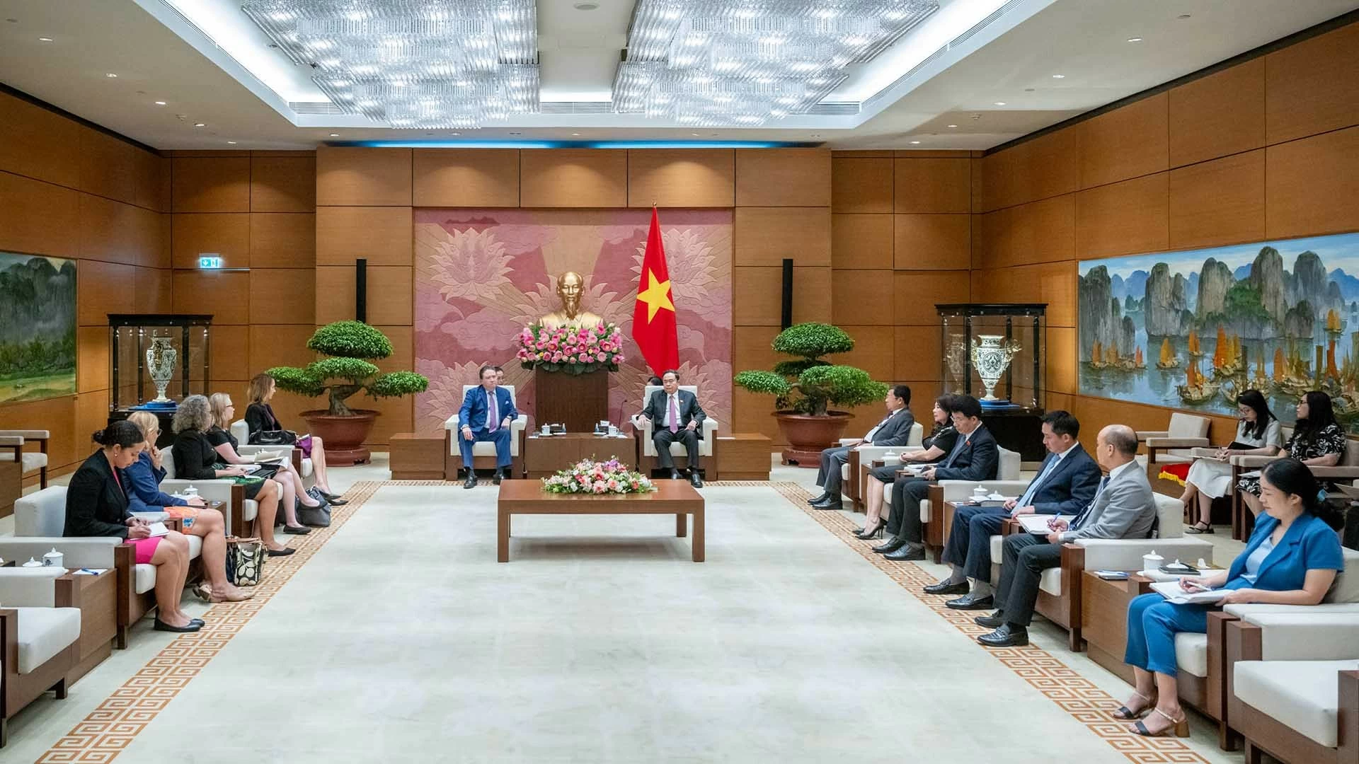 Chủ tịch Quốc hội Trần Thanh Mẫn tiếp Đại sứ Hoa Kỳ tại Việt Nam Marc Evans Knapper. (Nguồn: quochoi.vn) Chủ tịch Quốc hội Trần Thanh Mẫn tiếp Đại sứ Hoa Kỳ tại Việt Nam Marc Evans Knapper. (Nguồn: quochoi.vn)