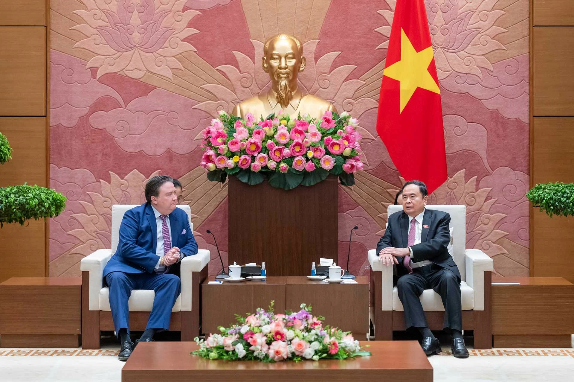 Chủ tịch Quốc hội Trần Thanh Mẫn tiếp Đại sứ Hoa Kỳ tại Việt Nam Marc Evans Knapper. (Nguồn: quochoi.vn) Chủ tịch Quốc hội Trần Thanh Mẫn tiếp Đại sứ Hoa Kỳ tại Việt Nam Marc Evans Knapper. (Nguồn: quochoi.vn)