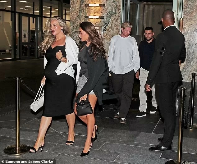 Ngoại hạng Anh vòng 1: Trước trận Chelsea, dàn sao Man City tiệc tùng đến 1h sáng Ngoại hạng Anh vòng 1: Trước trận Chelsea, dàn sao Man City tiệc tùng đến 1h sáng