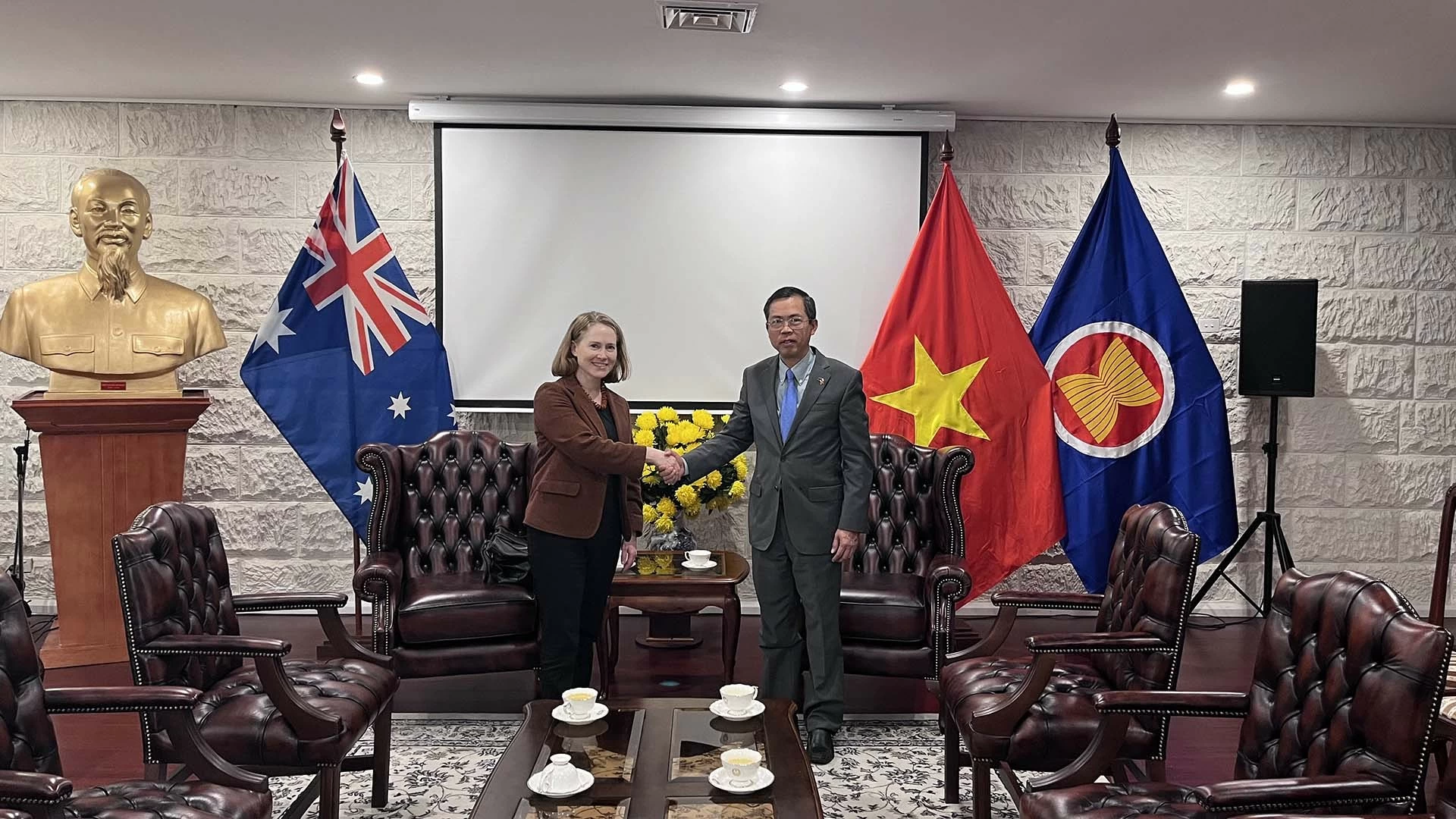 Đại sứ Phạm Hùng Tâm tiếp Giám đốc Trung tâm ASEAN Australia Đại sứ Phạm Hùng Tâm tiếp Giám đốc Trung tâm ASEAN Australia