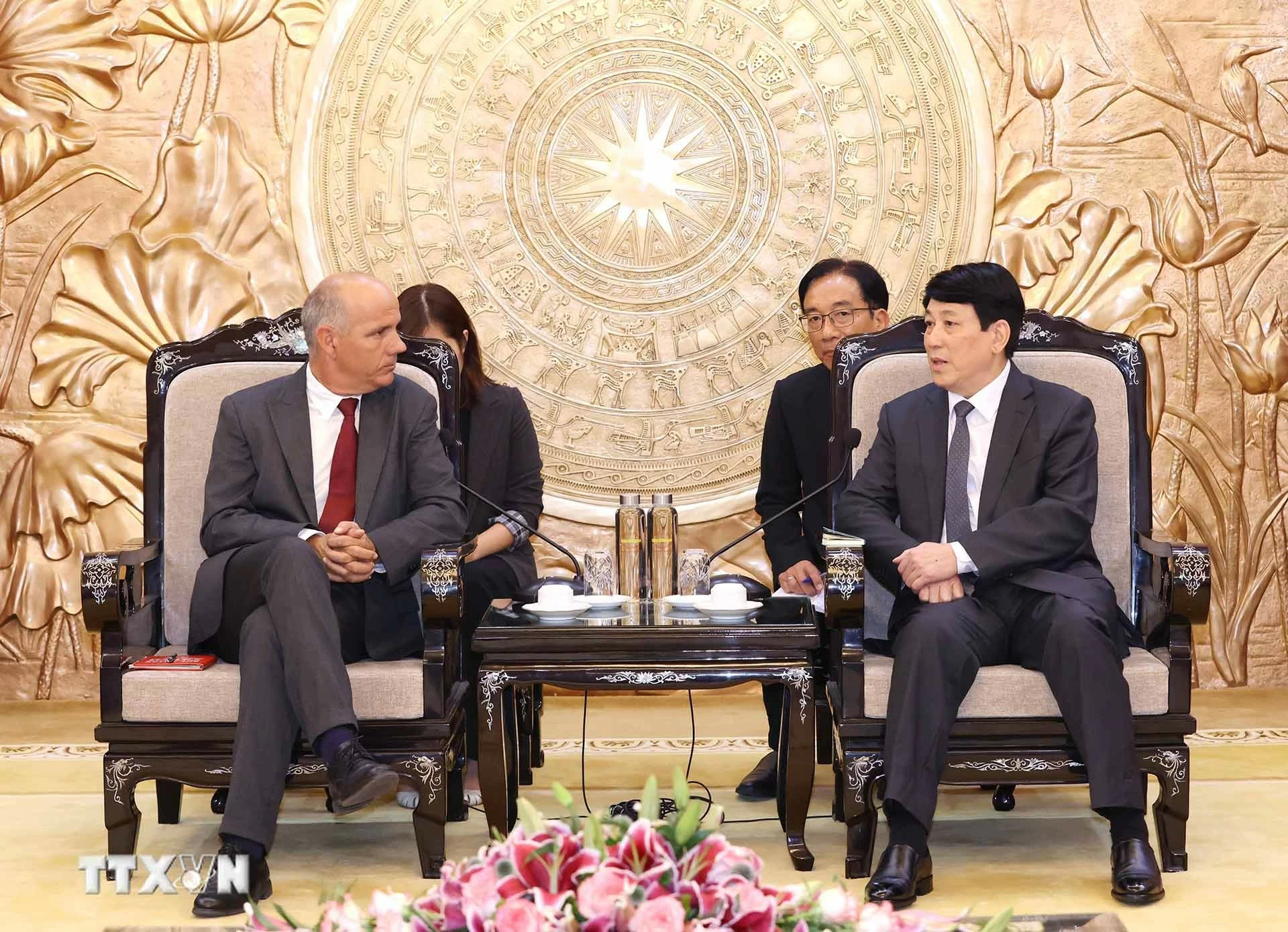 Thường trực Ban Bí thư Lương Cường và Tổng Bí thư Đảng Cộng sản Bồ Đào Nha Paulo Raimundo. (Nguồn: TTXVN) Thường trực Ban Bí thư Lương Cường và Tổng Bí thư Đảng Cộng sản Bồ Đào Nha Paulo Raimundo. (Nguồn: TTXVN)