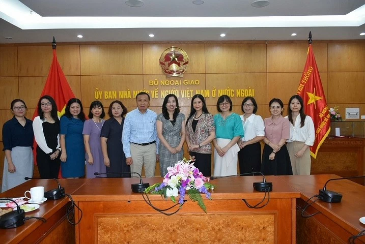 Tăng cường phối hợp công tác đối với phụ nữ Việt Nam ở nước ngoài Tăng cường phối hợp công tác đối với phụ nữ Việt Nam ở nước ngoài