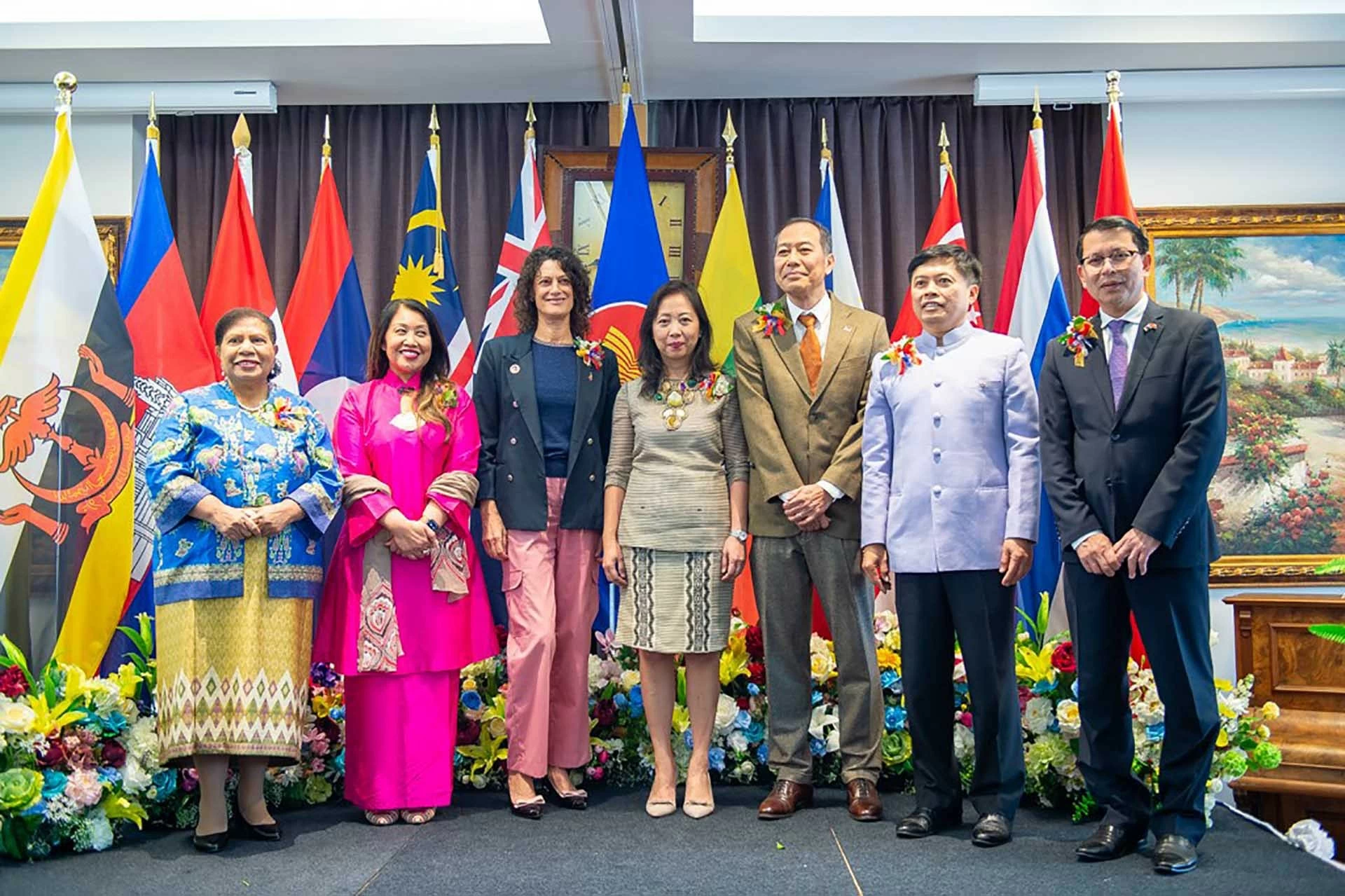 Các đại sứ các nước ASEAN tham dự giao lưu chụp ảnh kỷ niệm (Ảnh: ĐSQ Việt Nam tại New Zealand) Các đại sứ các nước ASEAN tham dự giao lưu chụp ảnh kỷ niệm (Ảnh: ĐSQ Việt Nam tại New Zealand)