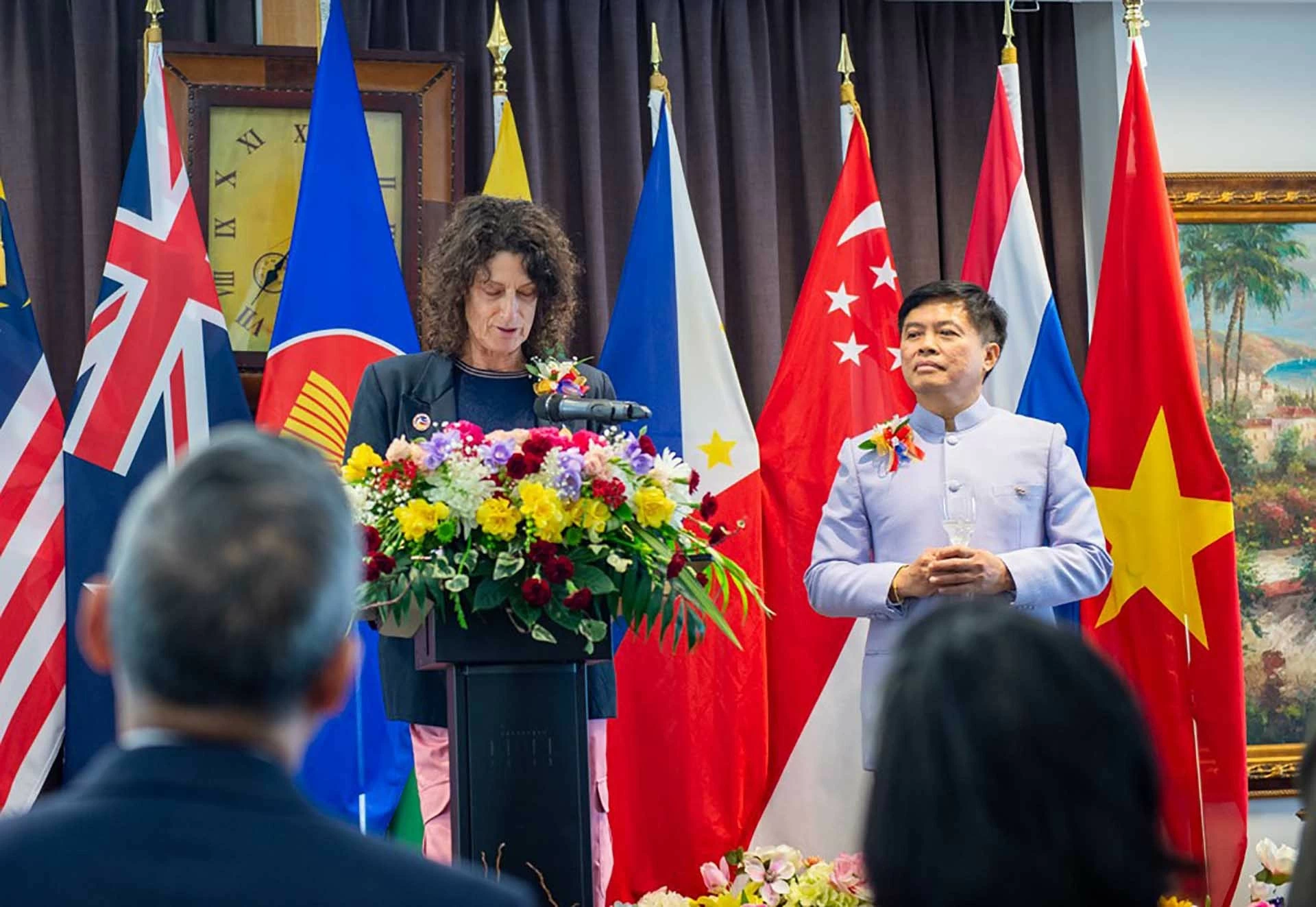 Thứ trưởng Ngoại giao và thương mại New Zealand, bà Deborah Geels phát biểu (Ảnh: ĐSQ Việt Nam tại New Zealand) Thứ trưởng Ngoại giao và thương mại New Zealand, bà Deborah Geels phát biểu (Ảnh: ĐSQ Việt Nam tại New Zealand)