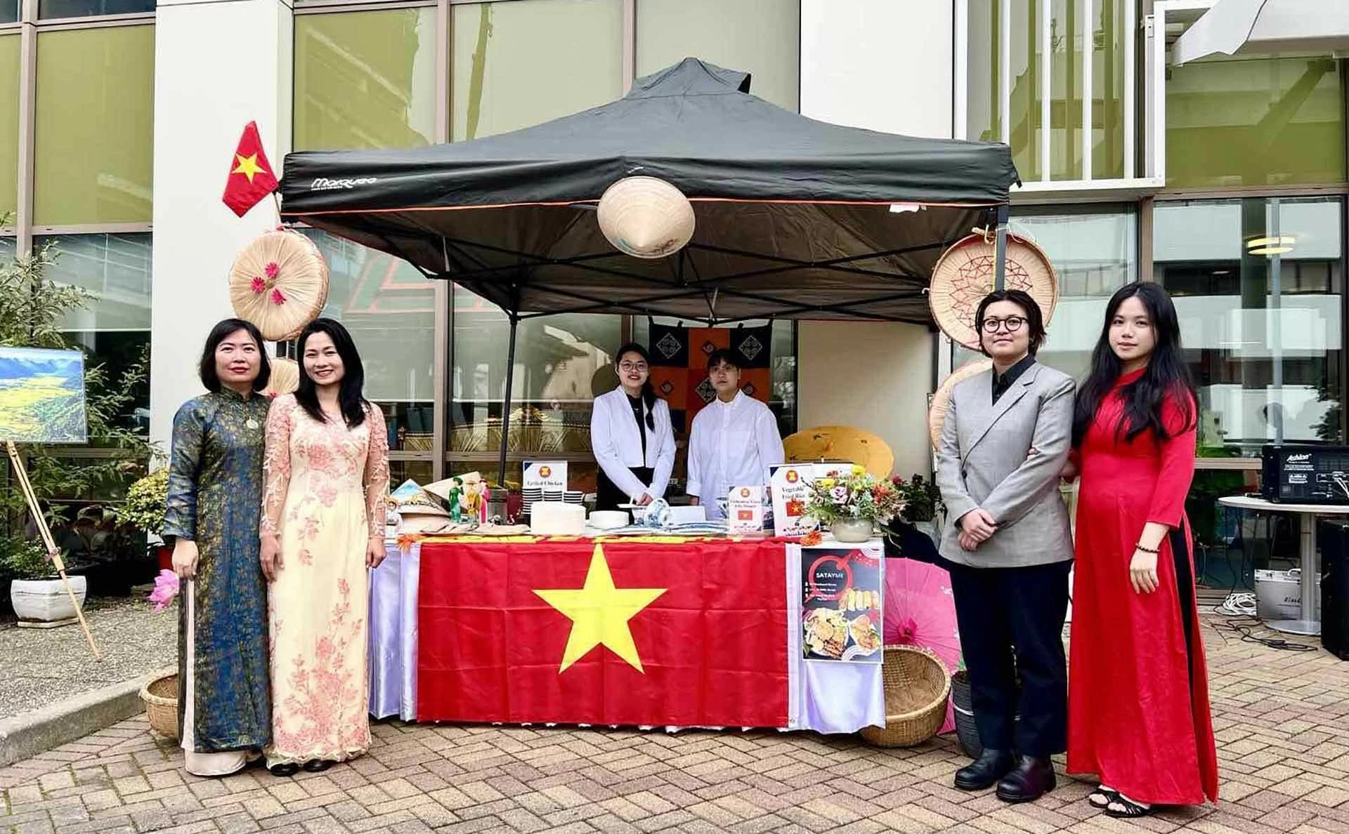 Gian hàng Việt Nam tại lễ kỷ niệm (Ảnh: ĐSQ Việt Nam tại New Zealand) Gian hàng Việt Nam tại lễ kỷ niệm (Ảnh: ĐSQ Việt Nam tại New Zealand)