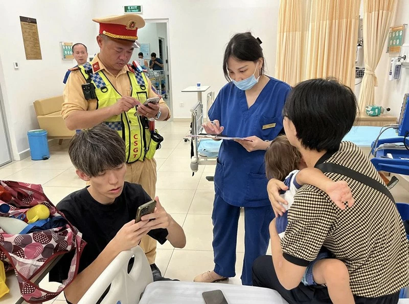 CSGT dùng xe đặc chủng đưa bé trai người Nhật đến bệnh viện kịp thời CSGT dùng xe đặc chủng đưa bé trai người Nhật đến bệnh viện kịp thời
