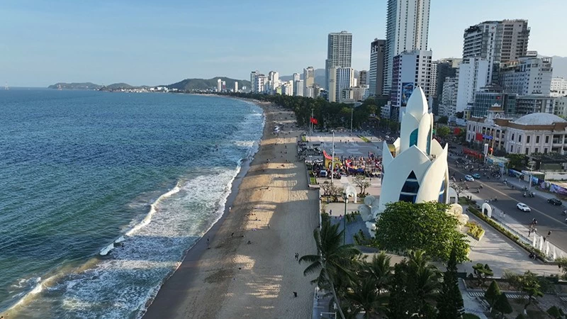 Xây dựng Đảng bộ vững mạnh, đưa Nha Trang phát triển ngày càng văn minh, hiện đại Xây dựng Đảng bộ vững mạnh, đưa Nha Trang phát triển ngày càng văn minh, hiện đại