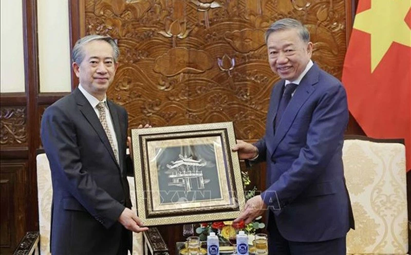 Tổng Bí thư, Chủ tịch nước Tô Lâm tặng quà lưu niệm cho Đại sứ Trung Quốc Hùng Ba ngày 17/7 khi Đại sứ đến chào từ biệt nhân kết thúc nhiệm kỳ công tác. Tổng Bí thư, Chủ tịch nước Tô Lâm tặng quà lưu niệm cho Đại sứ Trung Quốc Hùng Ba ngày 17/7 khi Đại sứ đến chào từ biệt nhân kết thúc nhiệm kỳ công tác.