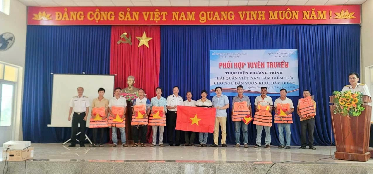 Tặng cờ, áo phao và tuyên truyền cho ngư dân hoạt động thường xuyên ở Hoàng Sa, Trường Sa Tặng cờ Tổ quốc, áo phao cho ngư dân hoạt động thường xuyên ở Hoàng Sa, Trường Sa