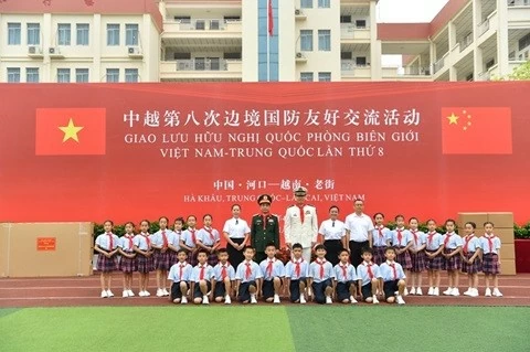 : Đại tướng Phan Văn Giang, Bộ trưởng Bộ Quốc phòng Việt Nam và Thượng tướng Đổng Quân, Bộ trưởng Bộ Quốc phòng Trung Quốc thăm Trường Tiểu học Bắc Sơn, tỉnh Vân Nam, Trung Quốc trong khuôn khổ Giao lưu hữu nghị quốc phòng biên giới Việt Nam-Trung Quốc lần thứ 8, ngày 12/4. (Nguồn: TTXVN) : Đại tướng Phan Văn Giang, Bộ trưởng Bộ Quốc phòng Việt Nam và Thượng tướng Đổng Quân, Bộ trưởng Bộ Quốc phòng Trung Quốc thăm Trường Tiểu học Bắc Sơn, tỉnh Vân Nam, Trung Quốc trong khuôn khổ Giao lưu hữu nghị quốc phòng biên giới Việt Nam-Trung Quốc lần thứ 8, ngày 12/4. (Nguồn: TTXVN)