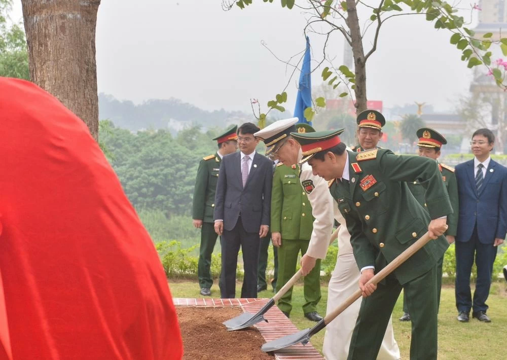 Hai Bộ trưởng Bộ Quốc phòng 2 nước trồng cây hữu nghị tại cửa khẩu quốc tế Lào Cai trong khuôn khổ chương trình Giao lưu hữu nghị quốc phòng biên giới Việt Nam-Trung Quốc lần thứ 8 tại Lào Cai ngày 11/4. (Nguồn: Lao Động) Hai Bộ trưởng Bộ Quốc phòng 2 nước trồng cây hữu nghị tại cửa khẩu quốc tế Lào Cai trong khuôn khổ chương trình Giao lưu hữu nghị quốc phòng biên giới Việt Nam-Trung Quốc lần thứ 8 tại Lào Cai ngày 11/4. (Nguồn: Lao Động)