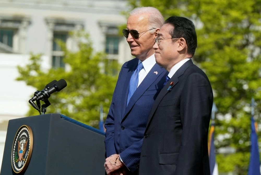 Tổng thống Mỹ Biden và Thủ tướng Nhật Bản Kishida tại lễ đón ở Nhà Trắng ngày 10-4 - Ảnh: REUTERS Tổng thống Mỹ Biden và Thủ tướng Nhật Bản Kishida tại lễ đón ở Nhà Trắng ngày 10-4 - Ảnh: REUTERS