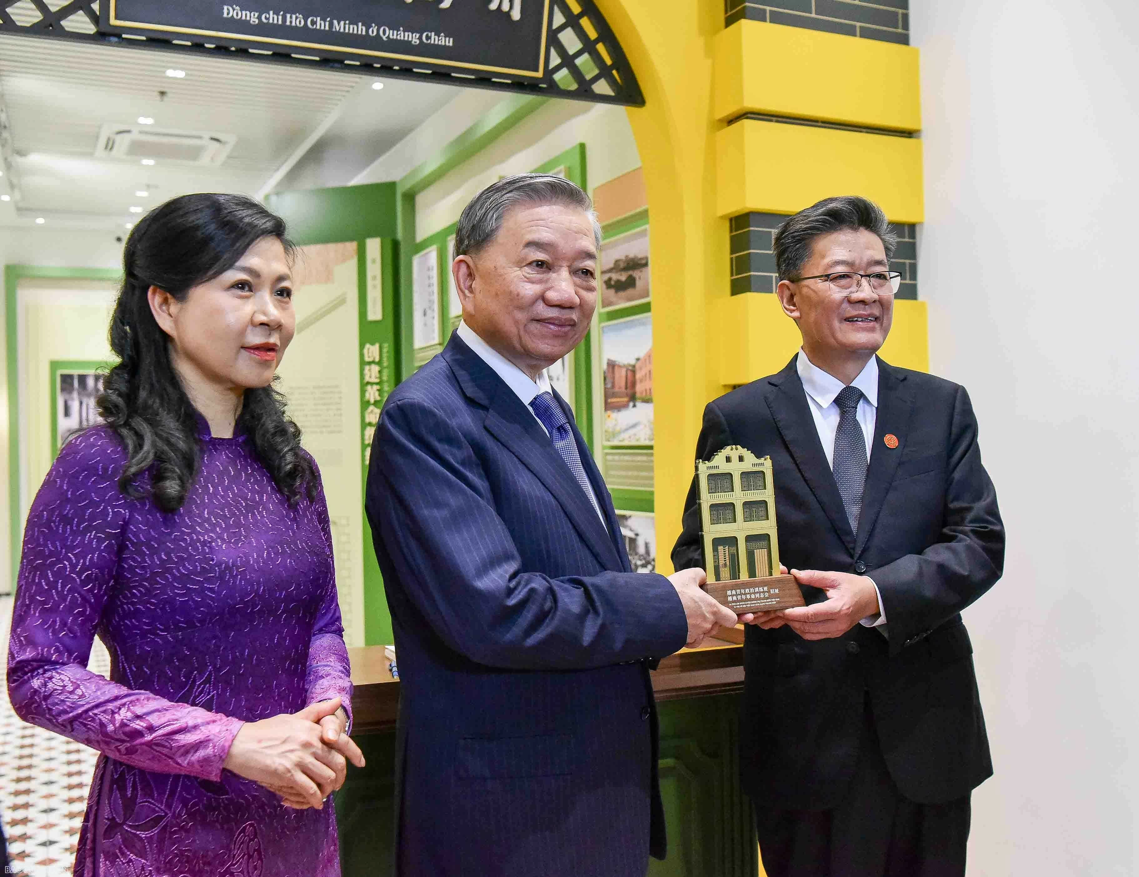 Tổng Bí thư, Chủ tịch nước Tô Lâm và Phu nhân dâng hoa tại mộ liệt sĩ Phạm Hồng Thái, thăm Di tích Trụ sở Hội Việt Nam Cách mạng Thanh niên Tổng Bí thư, Chủ tịch nước Tô Lâm và Phu nhân dâng hoa tại mộ liệt sĩ Phạm Hồng Thái, thăm Di tích Trụ sở Hội Việt Nam Cách mạng Thanh niên