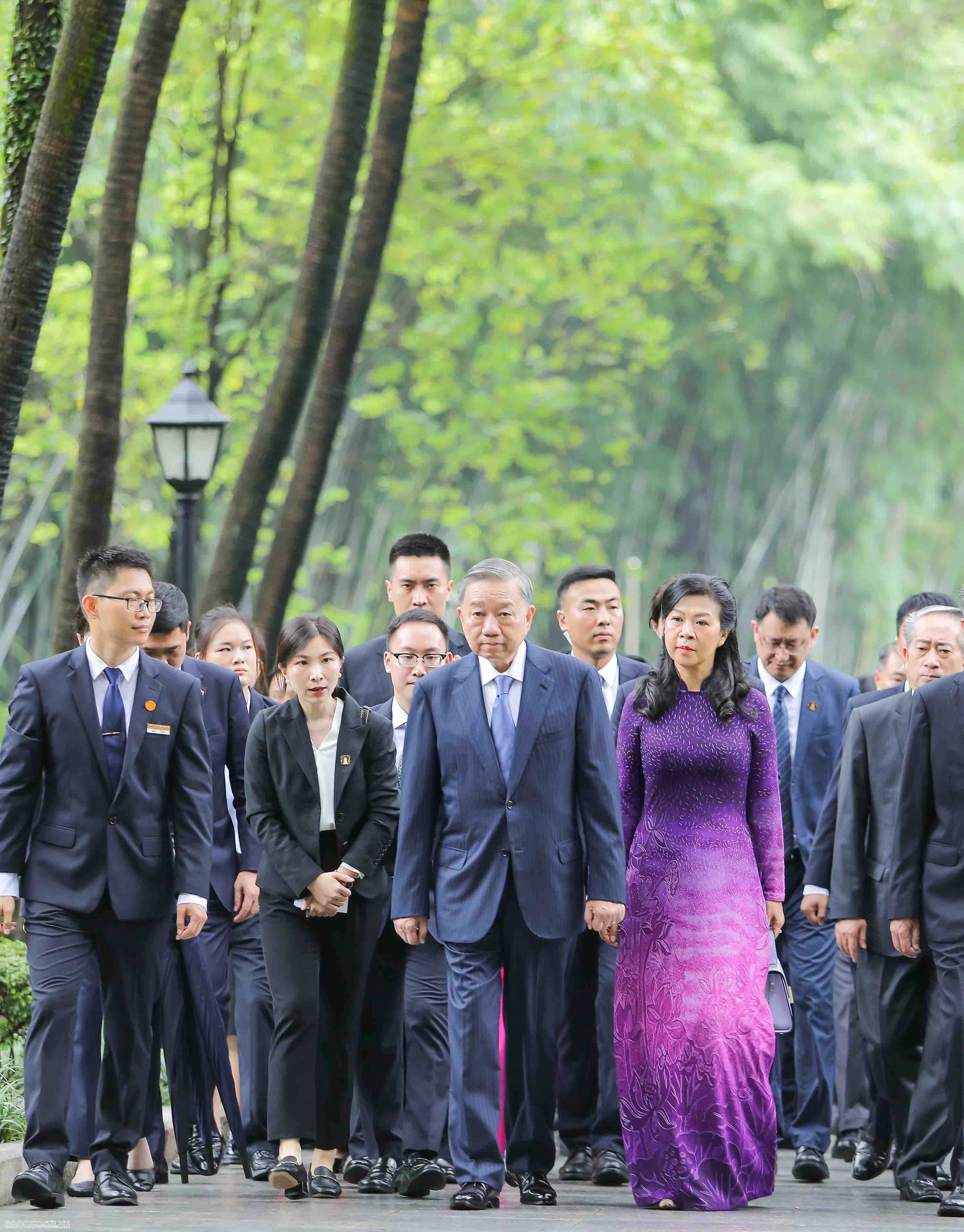 Tổng Bí thư, Chủ tịch nước Tô Lâm và Phu nhân dâng hoa tại mộ liệt sĩ Phạm Hồng Thái, thăm Di tích Trụ sở Hội Việt Nam Cách mạng Thanh niên Tổng Bí thư, Chủ tịch nước Tô Lâm và Phu nhân dâng hoa tại mộ liệt sĩ Phạm Hồng Thái, thăm Di tích Trụ sở Hội Việt Nam Cách mạng Thanh niên