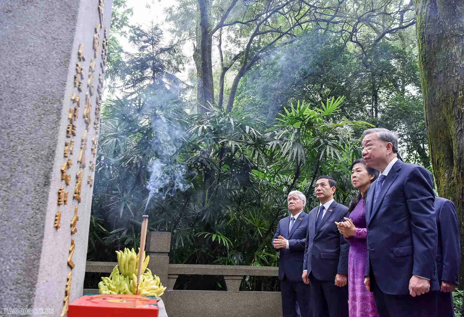 Tổng Bí thư, Chủ tịch nước Tô Lâm và Phu nhân dâng hoa tại mộ liệt sĩ Phạm Hồng Thái, thăm Di tích Trụ sở Hội Việt Nam Cách mạng Thanh niên Tổng Bí thư, Chủ tịch nước Tô Lâm và Phu nhân dâng hoa tại mộ liệt sĩ Phạm Hồng Thái, thăm Di tích Trụ sở Hội Việt Nam Cách mạng Thanh niên