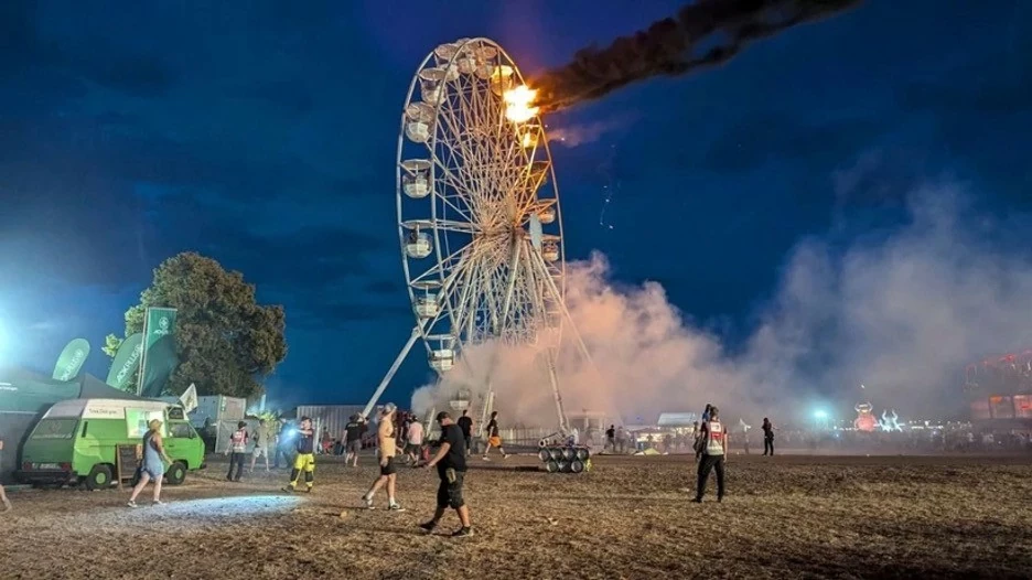 Hơn 20 người bị thương khi vòng đu quay bốc cháy tại lễ hội âm nhạc lớn của Đức. (Nguồn: DPA/Sky News) Hơn 20 người bị thương khi vòng đu quay bốc cháy tại lễ hội âm nhạc lớn của Đức. (Nguồn: DPA/Sky News)