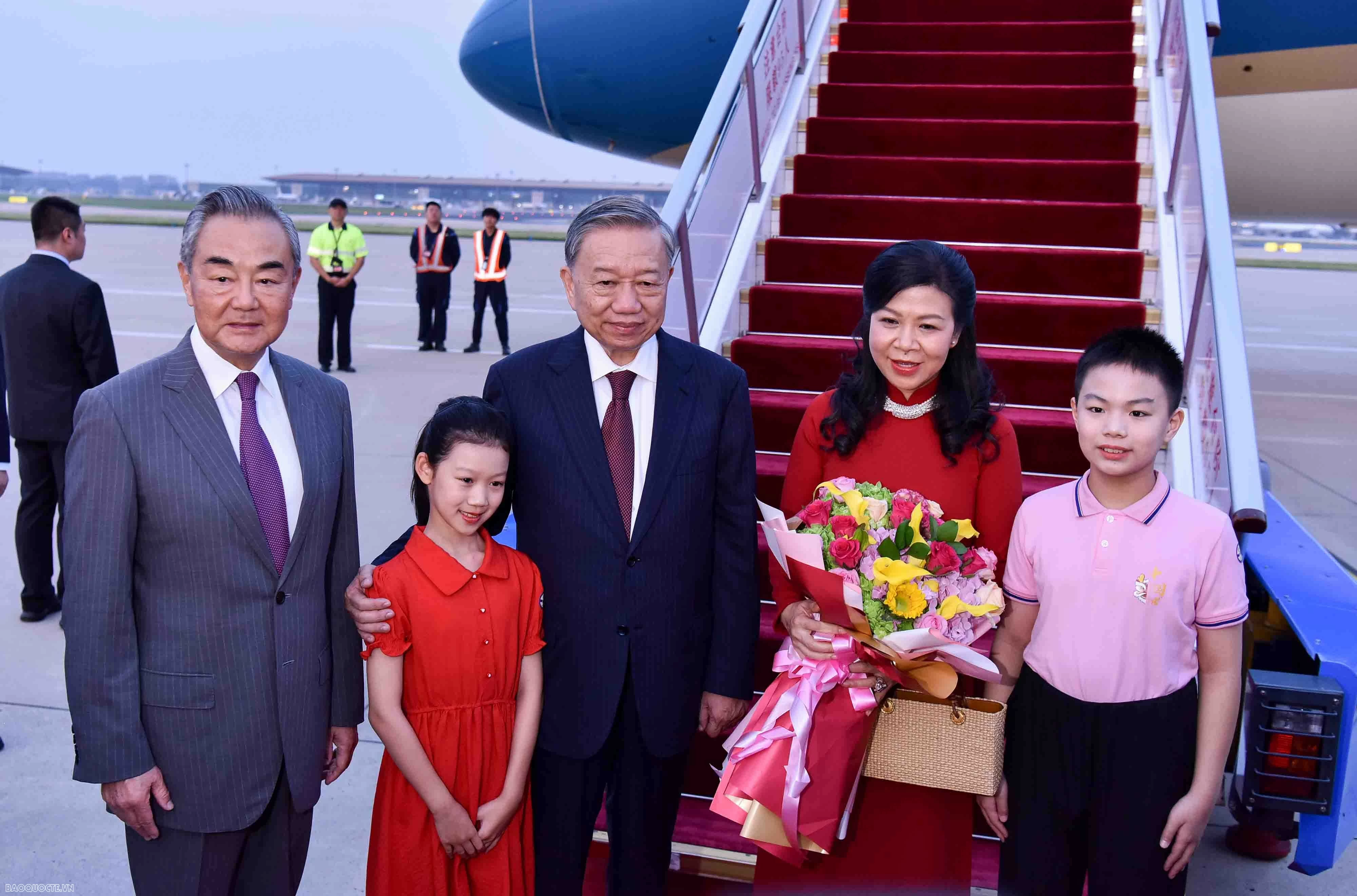 Sân bay quốc tế Bắc Kinh rực rỡ cờ hoa chào đón Tổng Bí thư, Chủ tịch nước Tô Lâm và Phu nhân Sân bay quốc tế Bắc Kinh rực rỡ cờ hoa chào đón Tổng Bí thư, Chủ tịch nước Tô Lâm và Phu nhân