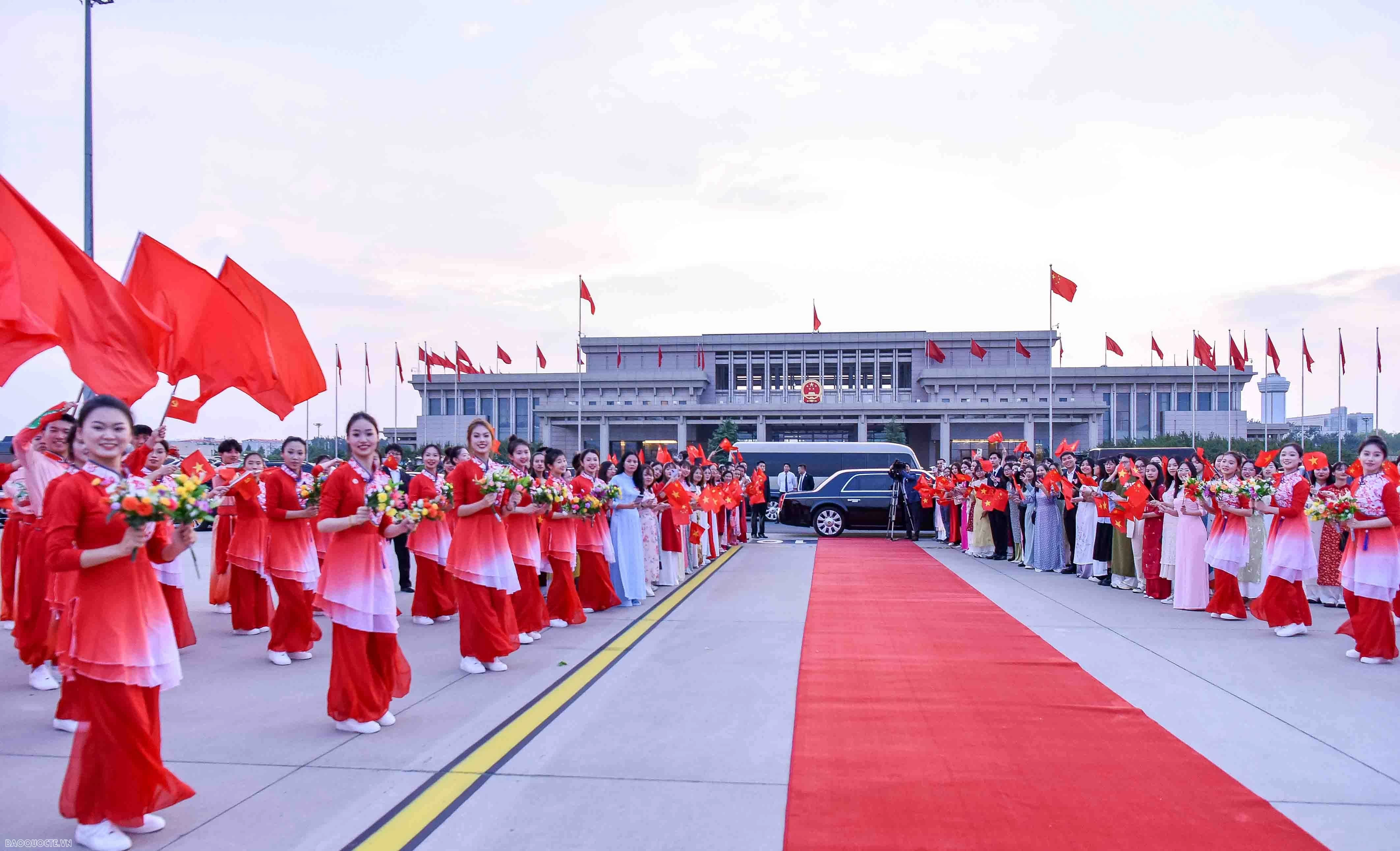 Sân bay quốc tế Bắc Kinh rực rỡ cờ hoa chào đón Tổng Bí thư, Chủ tịch nước Tô Lâm và Phu nhân