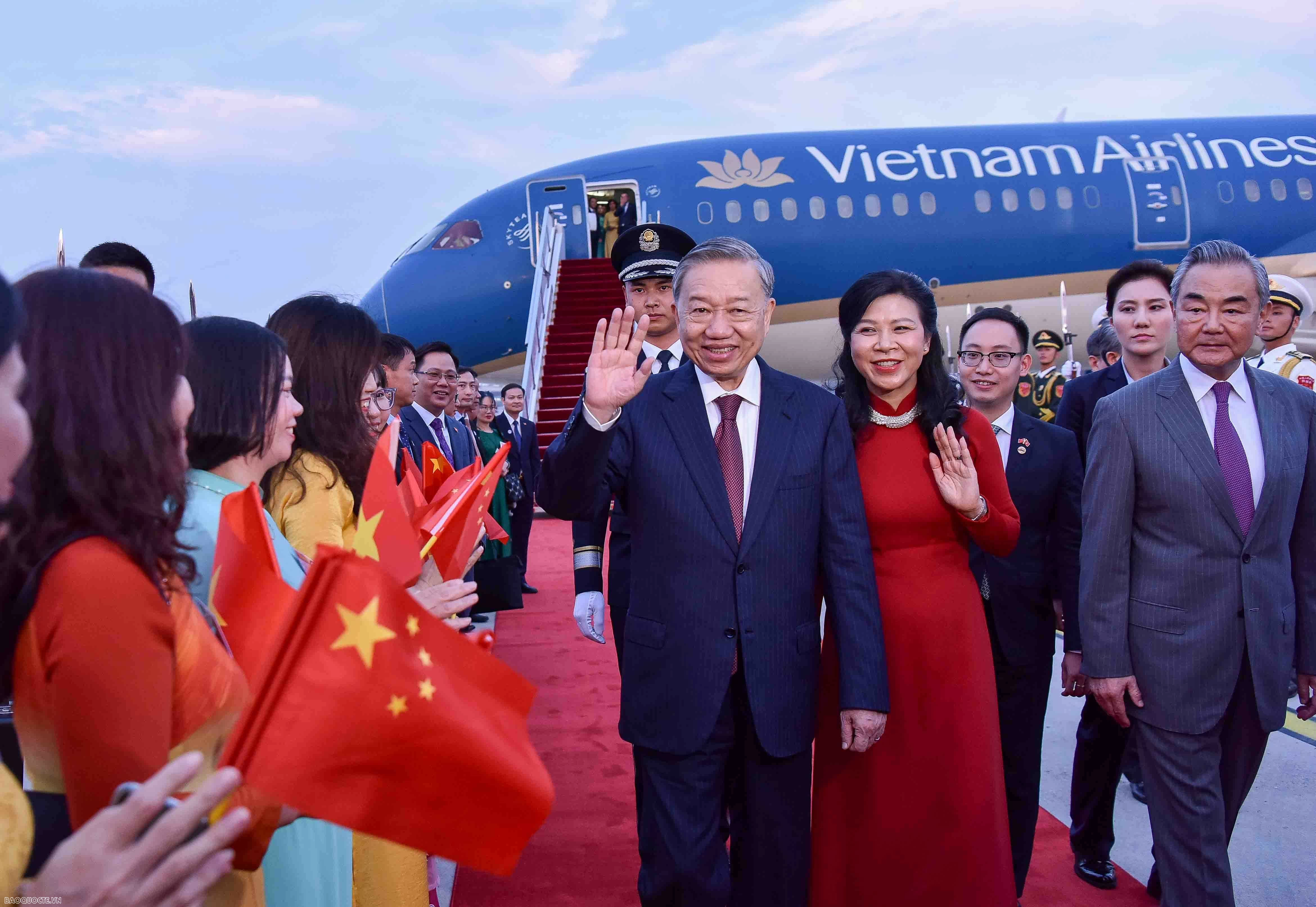Sân bay quốc tế Bắc Kinh rực rỡ cờ hoa chào đón Tổng Bí thư, Chủ tịch nước Tô Lâm và Phu nhân