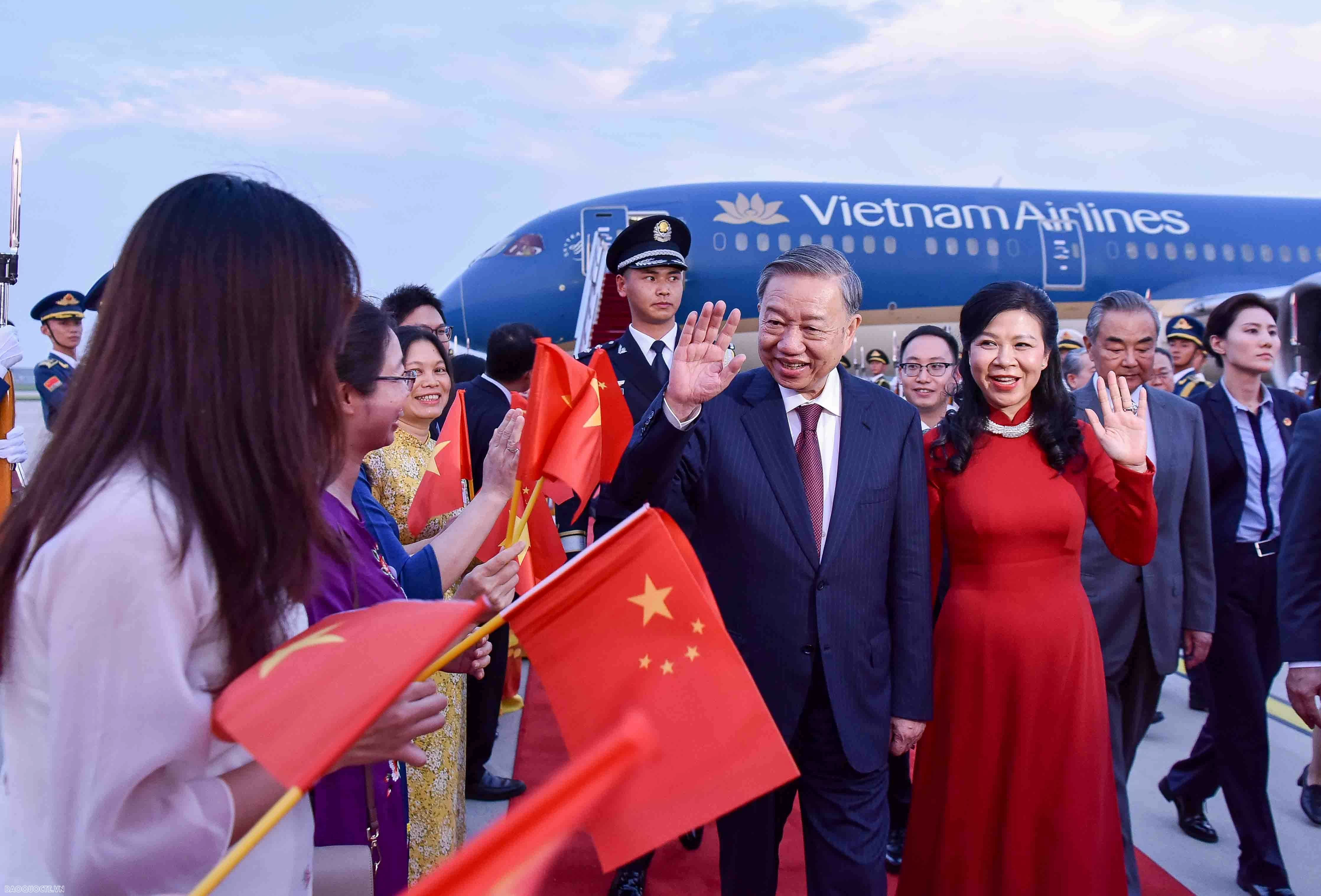 Sân bay quốc tế Bắc Kinh rực rỡ cờ hoa chào đón Tổng Bí thư, Chủ tịch nước Tô Lâm và Phu nhân Sân bay quốc tế Bắc Kinh rực rỡ cờ hoa chào đón Tổng Bí thư, Chủ tịch nước Tô Lâm và Phu nhân