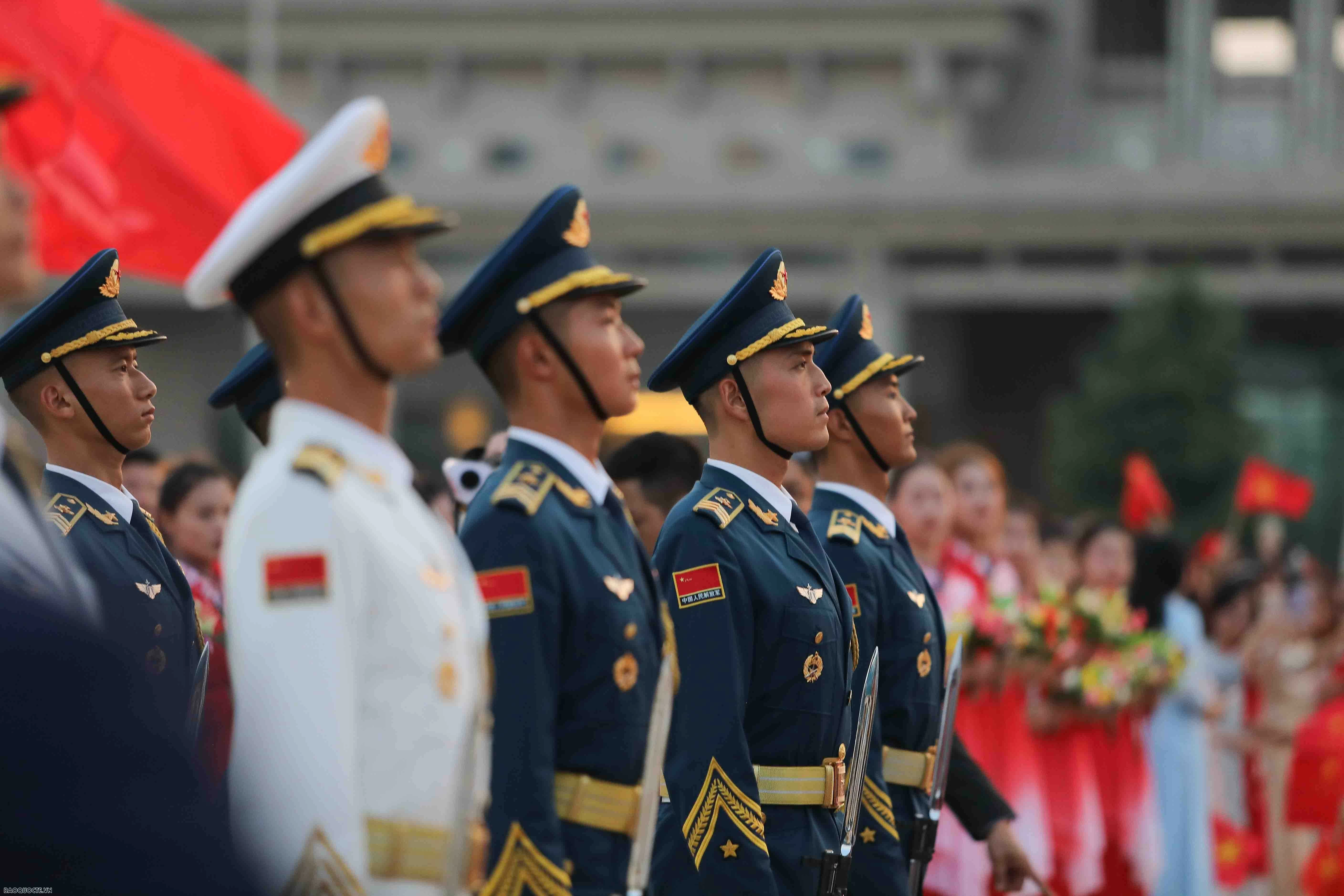 Sân bay quốc tế Bắc Kinh rực rỡ cờ hoa chào đón Tổng Bí thư, Chủ tịch nước Tô Lâm và Phu nhân