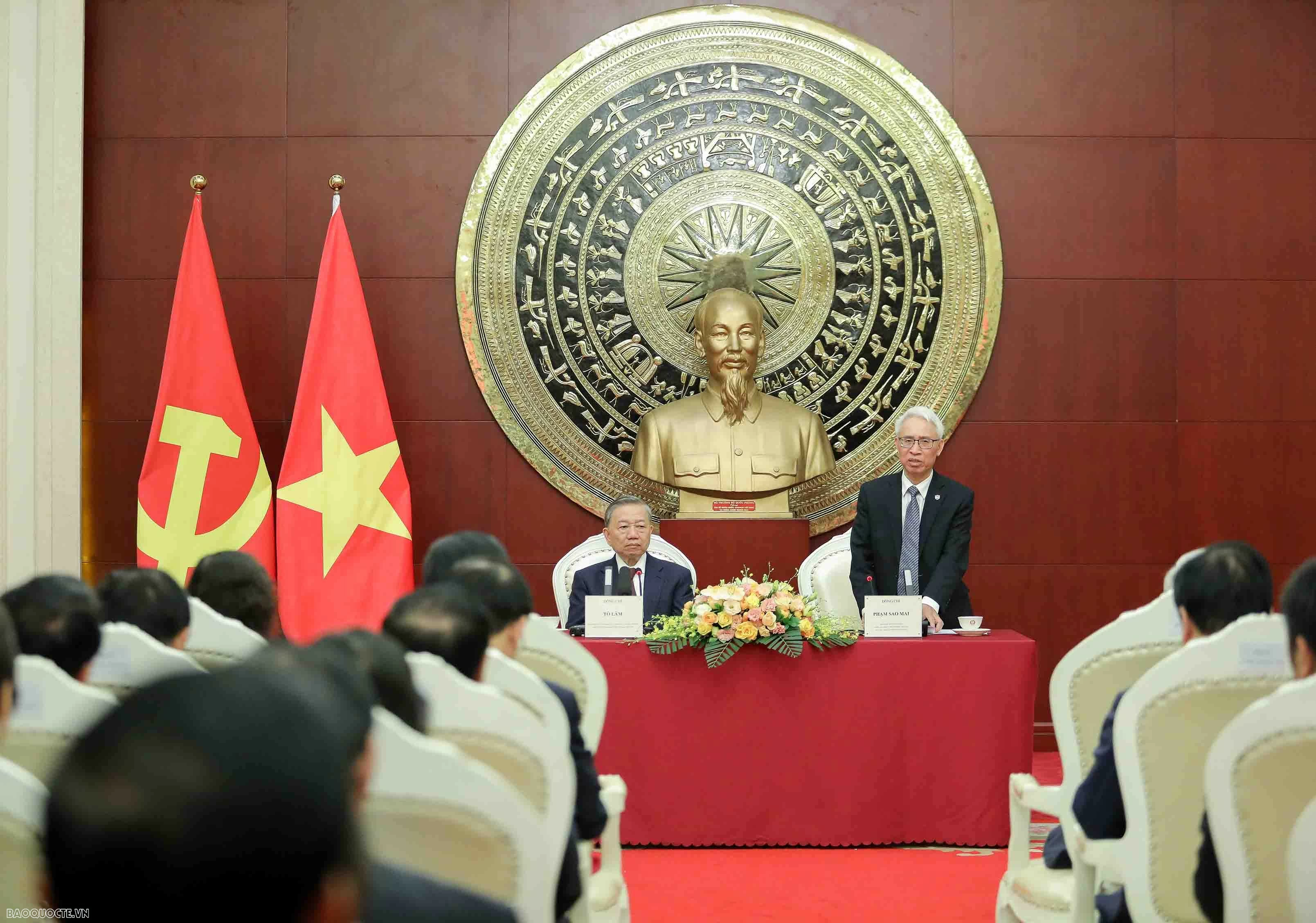 Tổng Bí thư, Chủ tịch nước Tô Lâm mong muốn bà con nâng cao tinh thần đoàn kết, giúp đỡ nhau cùng phát triển Tổng Bí thư, Chủ tịch nước Tô Lâm mong muốn bà con nâng cao tinh thần đoàn kết, giúp đỡ nhau cùng phát triển