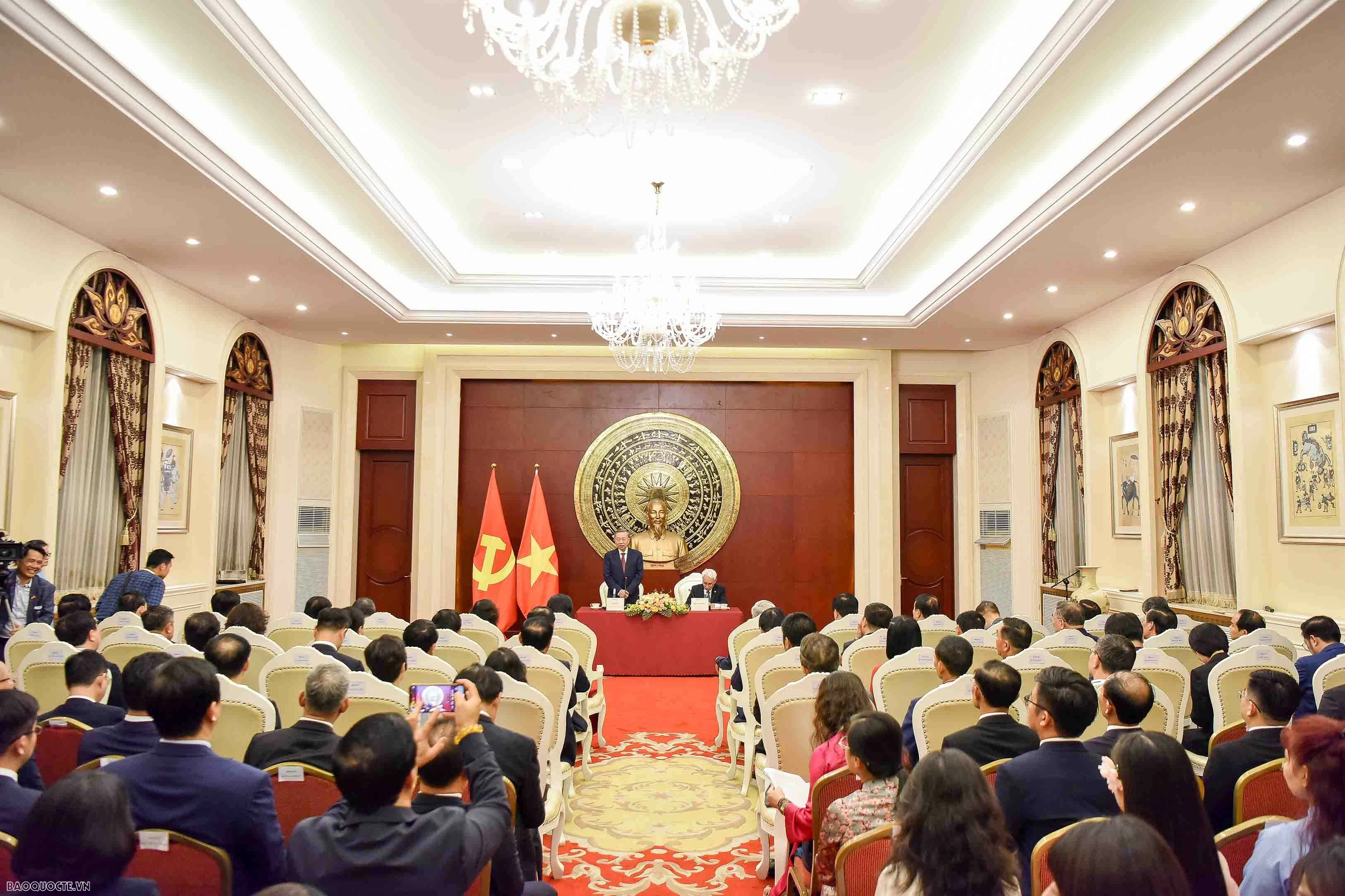 Tổng Bí thư, Chủ tịch nước Tô Lâm mong muốn bà con nâng cao tinh thần đoàn kết, giúp đỡ nhau cùng phát triển Tổng Bí thư, Chủ tịch nước Tô Lâm mong muốn bà con nâng cao tinh thần đoàn kết, giúp đỡ nhau cùng phát triển