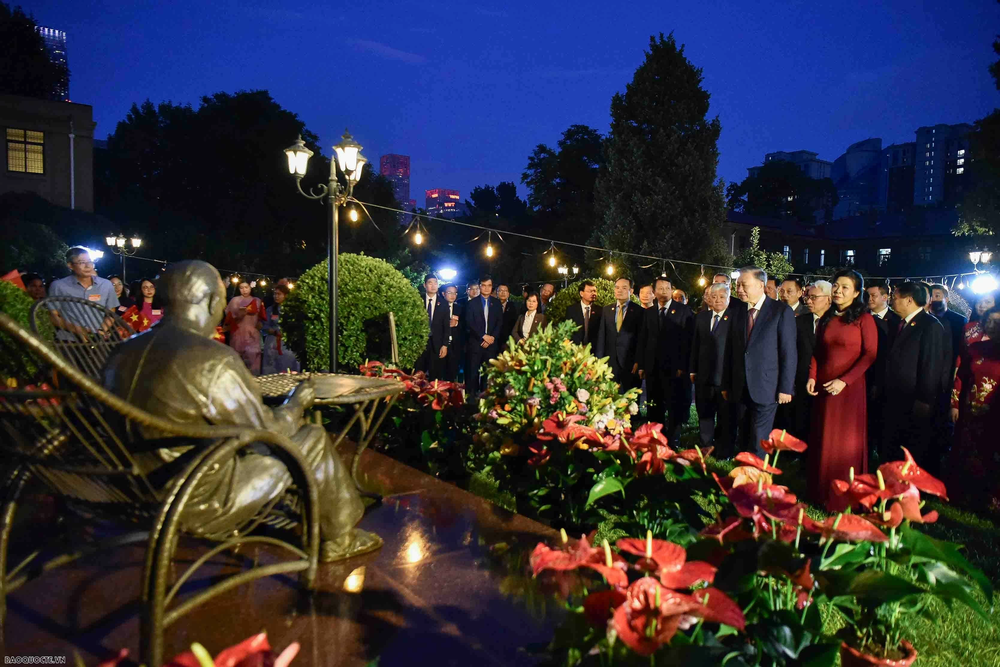 Tổng Bí thư, Chủ tịch nước Tô Lâm mong muốn bà con nâng cao tinh thần đoàn kết, giúp đỡ nhau cùng phát triển Tổng Bí thư, Chủ tịch nước Tô Lâm mong muốn bà con nâng cao tinh thần đoàn kết, giúp đỡ nhau cùng phát triển