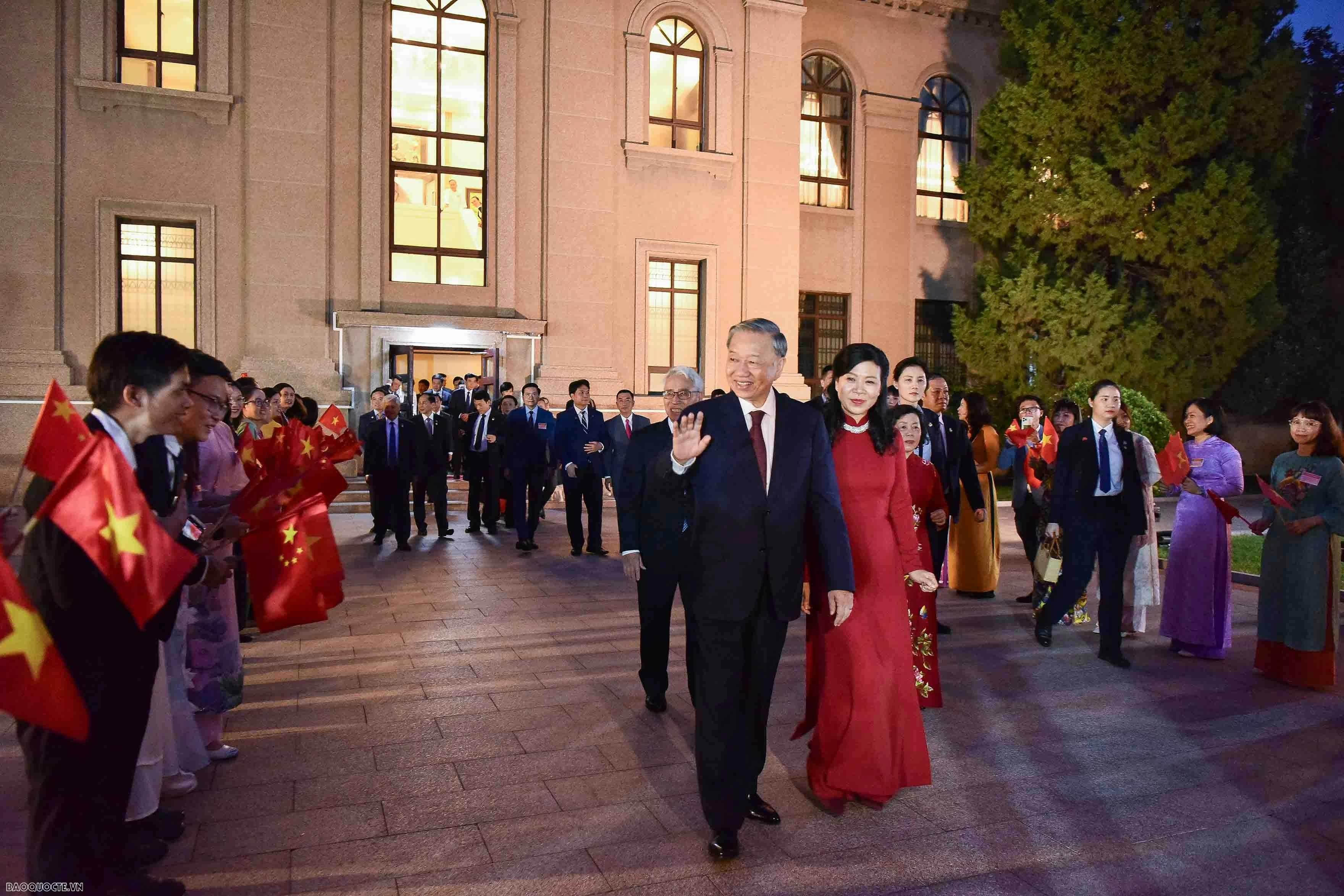 Tổng Bí thư, Chủ tịch nước Tô Lâm thăm Đại sứ quán, gặp gỡ cộng đồng người Việt Nam tại Trung Quốc Tổng Bí thư, Chủ tịch nước Tô Lâm thăm Đại sứ quán, gặp gỡ cộng đồng người Việt Nam tại Trung Quốc