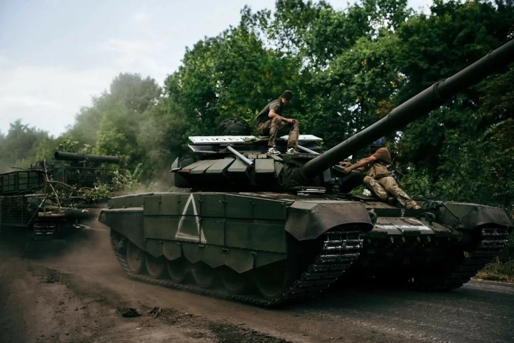 Quân nhân Ukraine lái xe đến thị trấn Liubimovka, tỉnh Kursk, Nga, ngày 16/8. Ngày 6/8, Ukraine triển khai lực lượng lớn cùng xe tăng, thiết giáp tràn qua biên giới, tấn công tỉnh Kursk của Nga. Một tuần sau, Bộ Quốc phòng Nga tuyên bố đã chặn được đà tiến của đối phương tại 5 khu vực. Tổng thống Nga Vladimir Putin khẳng định sẽ Ukraine: Thăng cấp tướng 4 sao cho Tổng tư lệnh, tấn công kho đạn dã chiến của Nga, Tổng thống Zelensky nhận định về chiến dịch ở Kursk