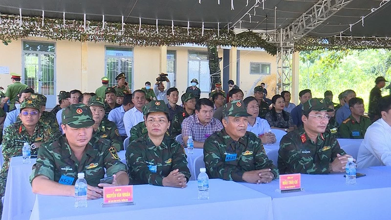 Đồng chí Mấu Thái Cư (Thứ 3 từ trái qua) - Bí thư huyện ủy, dự diễn tập phòng thủ huyện Đồng chí Mấu Thái Cư (Thứ 3 từ trái qua) - Bí thư huyện ủy, dự diễn tập phòng thủ huyện