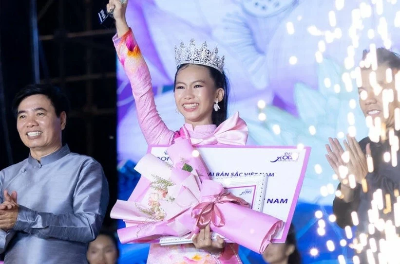 Hoá thân thành cánh cò, mẫu nhí 12 tuổi đoạt quán quân Đại sứ áo dài bản sắc Việt Nam 2024 Hoá thân thành cánh cò, mẫu nhí 12 tuổi đoạt quán quân Đại sứ áo dài bản sắc Việt Nam 2024