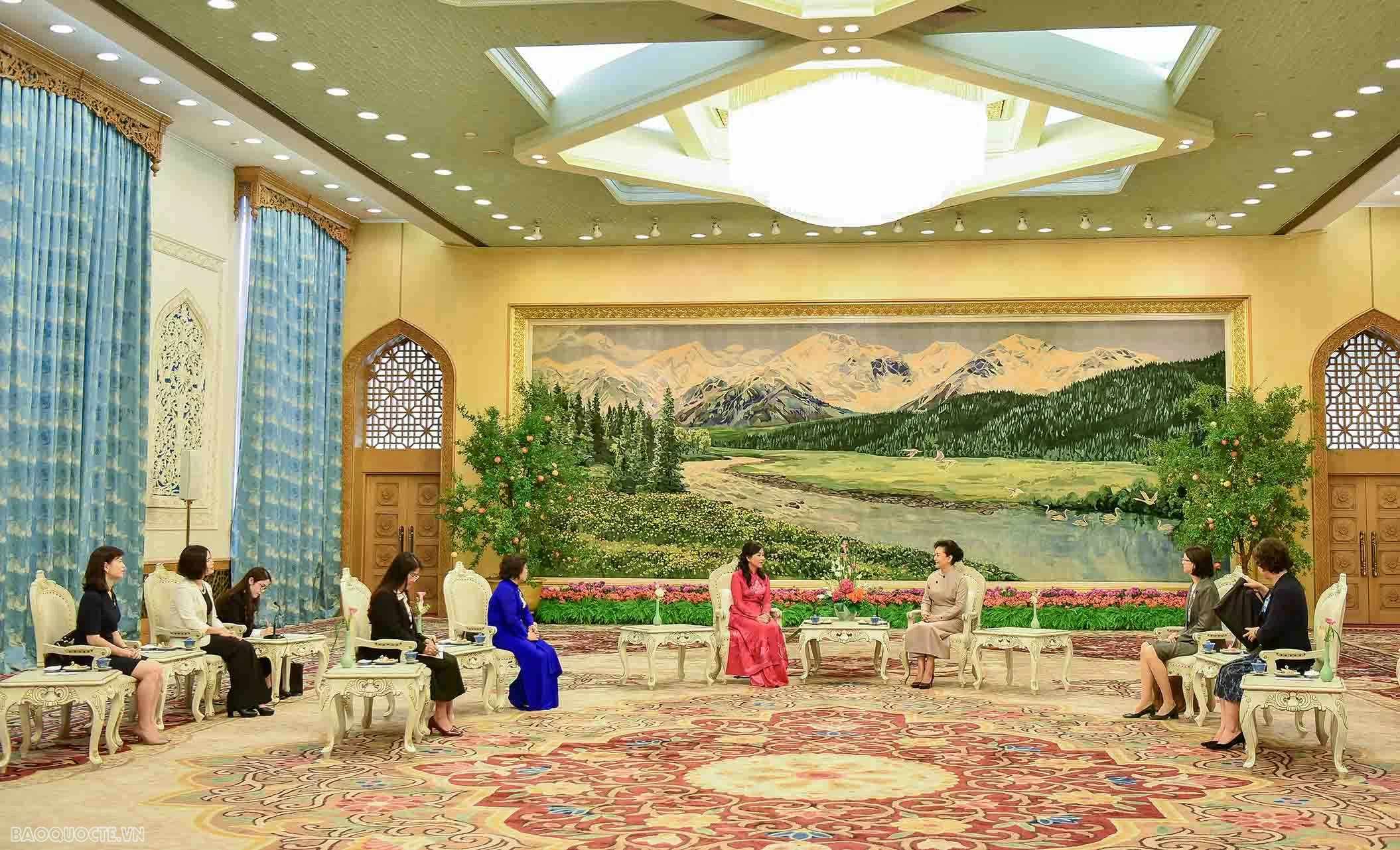 Hai phu nhân Việt Nam và Trung Quốc thưởng thức tiệc trà, xem biểu diễn nghệ thuật Hai phu nhân Việt Nam và Trung Quốc thưởng thức tiệc trà, xem biểu diễn nghệ thuật