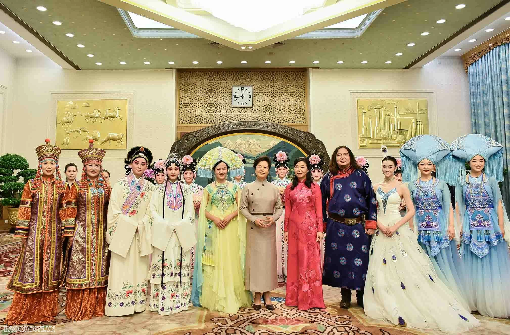 Hai phu nhân Việt Nam và Trung Quốc thưởng thức tiệc trà, xem biểu diễn nghệ thuật Hai phu nhân Việt Nam và Trung Quốc thưởng thức tiệc trà, xem biểu diễn nghệ thuật