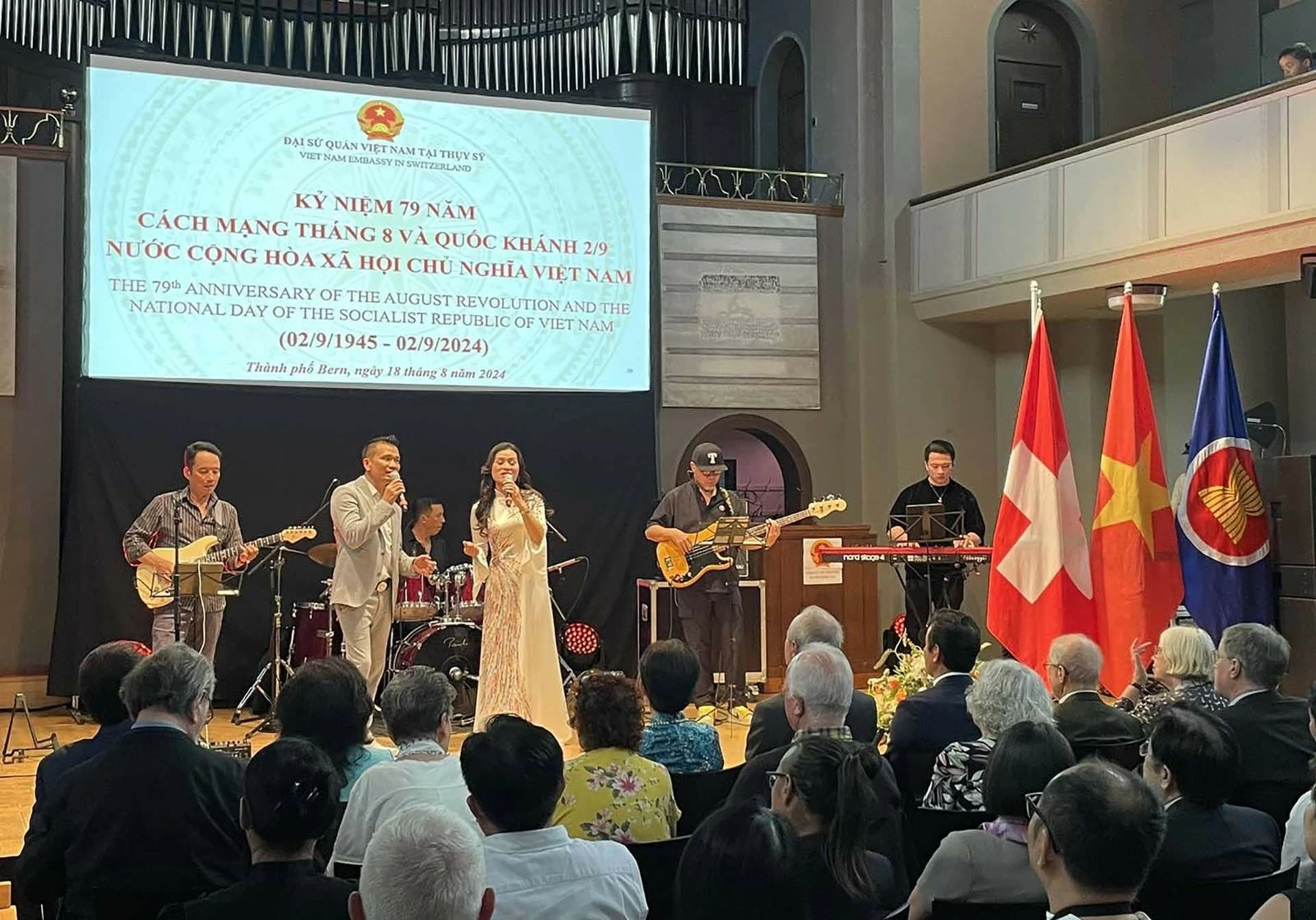 Thắp sáng niềm tự hào về lịch sử hào hùng của dân tộc, tôn vinh tiếng Việt trong cộng đồng người Việt tại Thụy Sỹ Thắp sáng niềm tự hào về lịch sử hào hùng của dân tộc, tôn vinh tiếng Việt trong cộng đồng người Việt tại Thụy Sỹ
