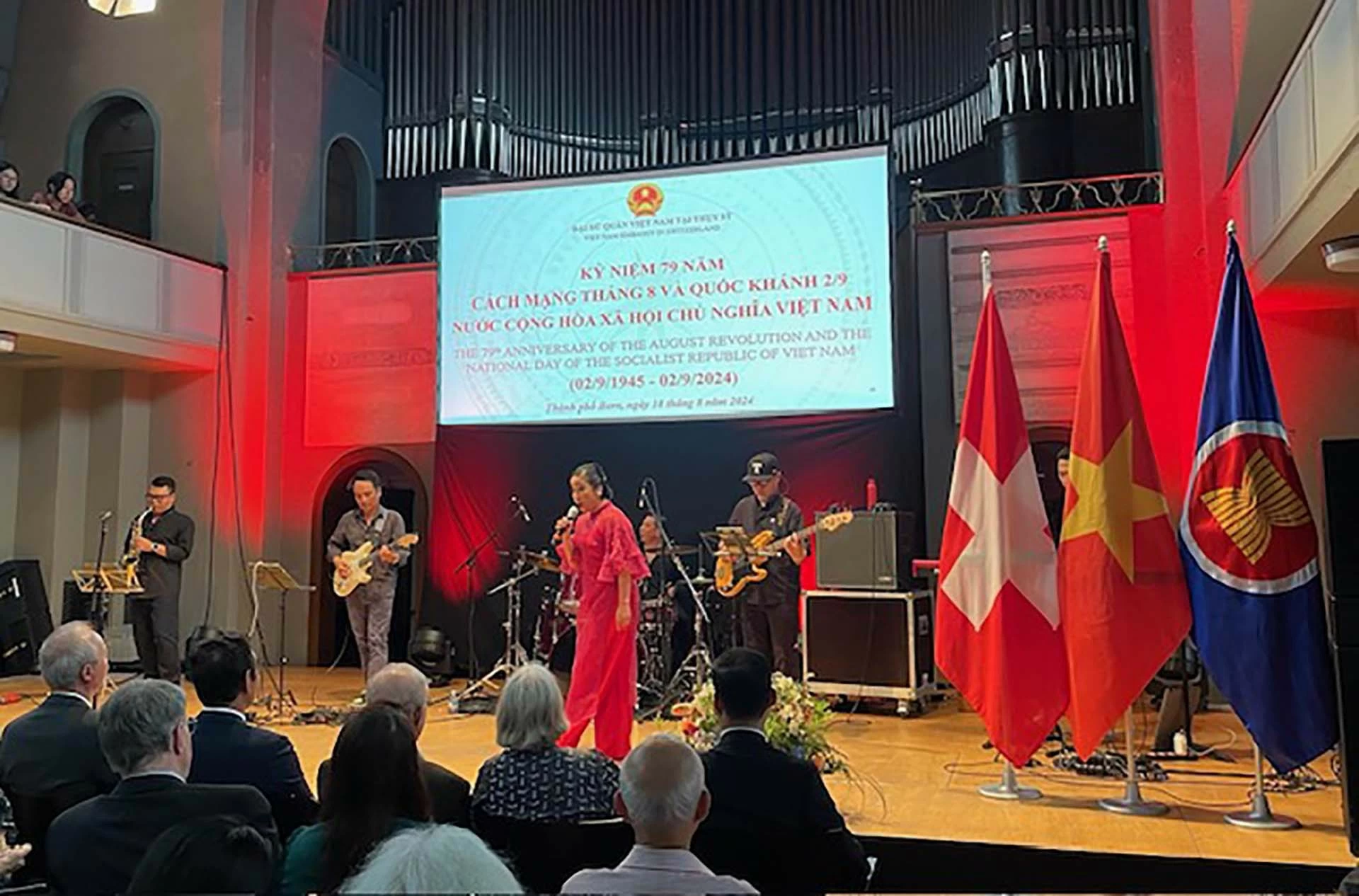 Thắp sáng niềm tự hào về lịch sử hào hùng của dân tộc, tôn vinh tiếng Việt trong cộng đồng người Việt tại Thụy Sỹ Thắp sáng niềm tự hào về lịch sử hào hùng của dân tộc, tôn vinh tiếng Việt trong cộng đồng người Việt tại Thụy Sỹ