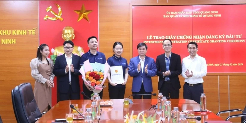Lãnh đạo Ban Quản lý KKT tỉnh trao giấy chứng nhận đầu tư Dự án tấm silic đơn tinh thể và thanh silic đơn tinh thể quang điện của Công ty Gokin Solar, tổng mức đầu tư 275 triệu USD tại KCN Cảng biển Hải Hà (huyện Hải Hà). Lãnh đạo Ban Quản lý KKT tỉnh trao giấy chứng nhận đầu tư Dự án tấm silic đơn tinh thể và thanh silic đơn tinh thể quang điện của Công ty Gokin Solar, tổng mức đầu tư 275 triệu USD tại KCN Cảng biển Hải Hà (huyện Hải Hà).
