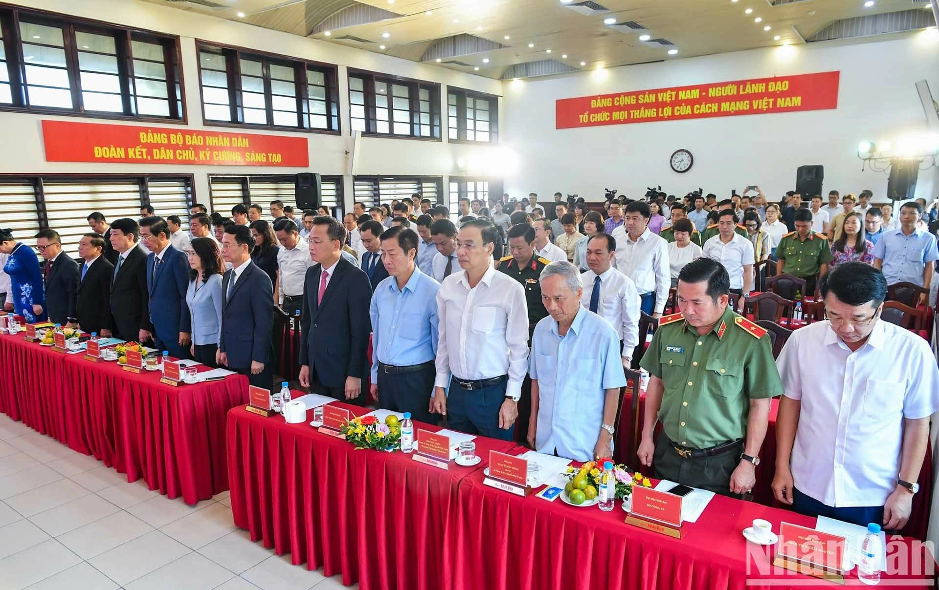 Các đồng chí lãnh đạo Đảng, Nhà nước, các đại biểu, khách mời dành một phút mặc niệm tưởng nhớ Tổng Bí thư Nguyễn Phú Trọng. (Nguồn: nhandan.vn) Các đồng chí lãnh đạo Đảng, Nhà nước, các đại biểu, khách mời dành một phút mặc niệm tưởng nhớ Tổng Bí thư Nguyễn Phú Trọng. (Nguồn: nhandan.vn)